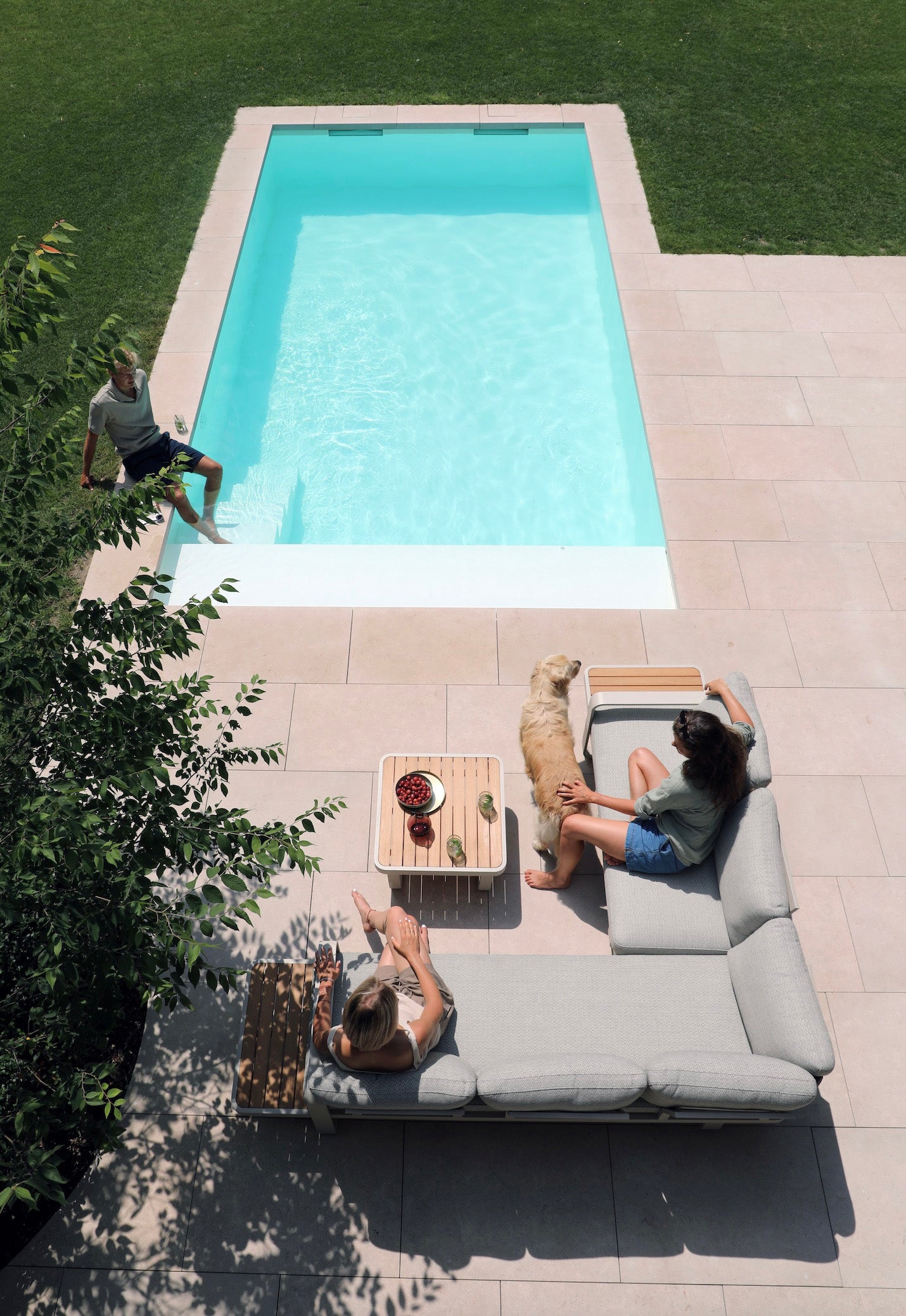 Salon de jardin d'angle modulable en aluminium inoxydable et teck FSC, finition luxe avec coussins déhoussables et déperlants. 