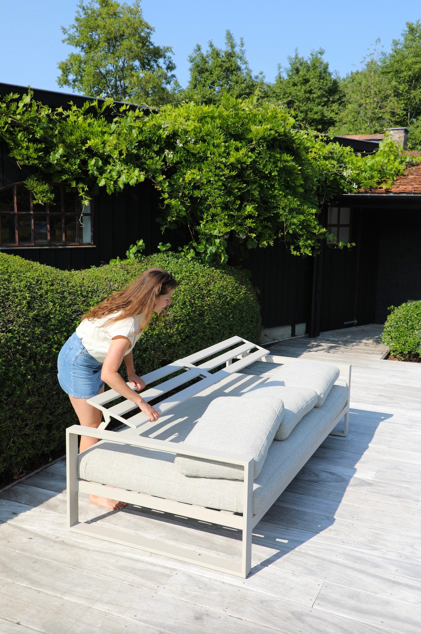 Canapé modulable de jardin en aluminium inoxydable avec structure élégante, coussins déhoussables et déperlants beige clair.