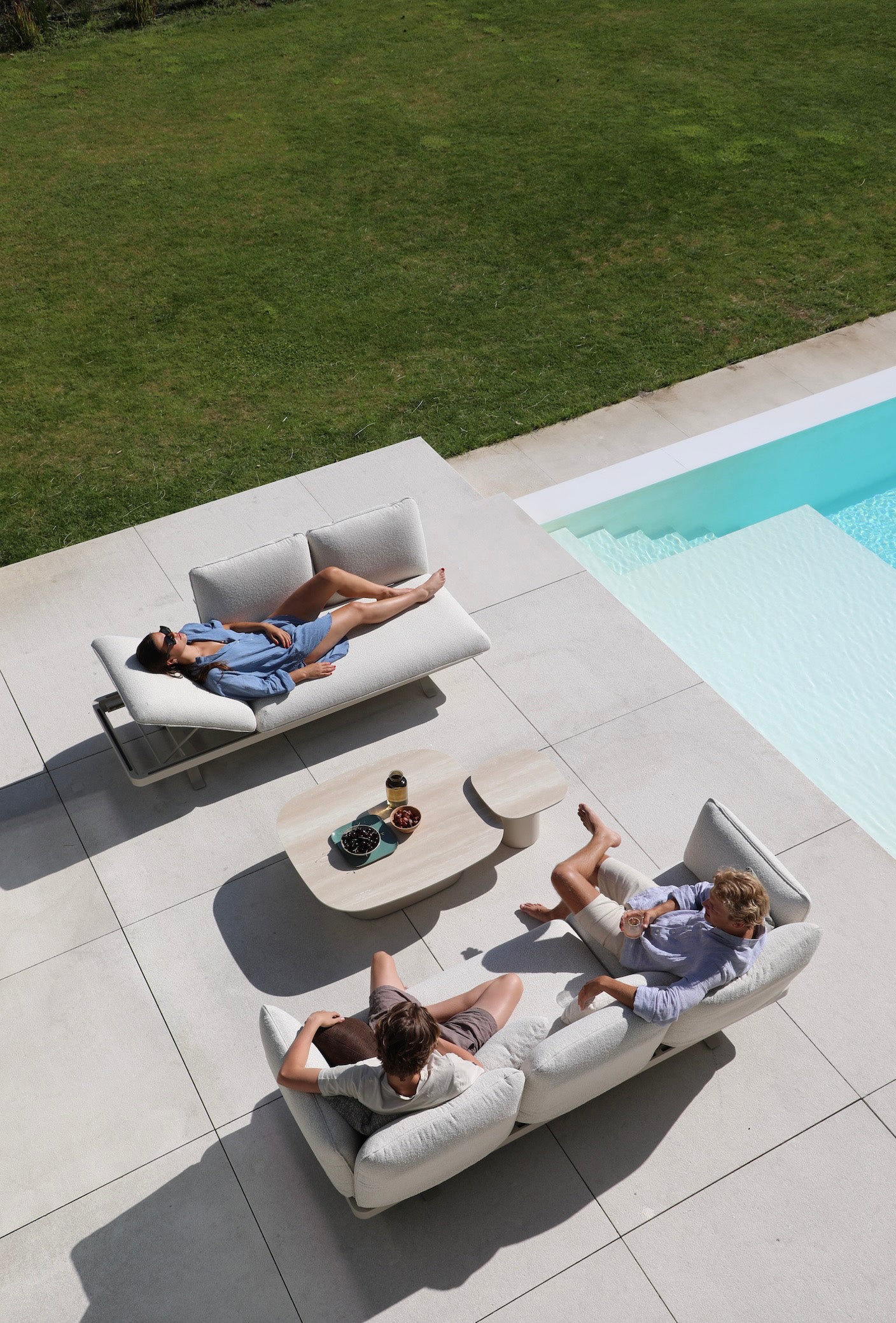 Canapé 3 places de jardin en aluminium inoxydable gris clair avec coussins déhoussables et déperlants beige, design.