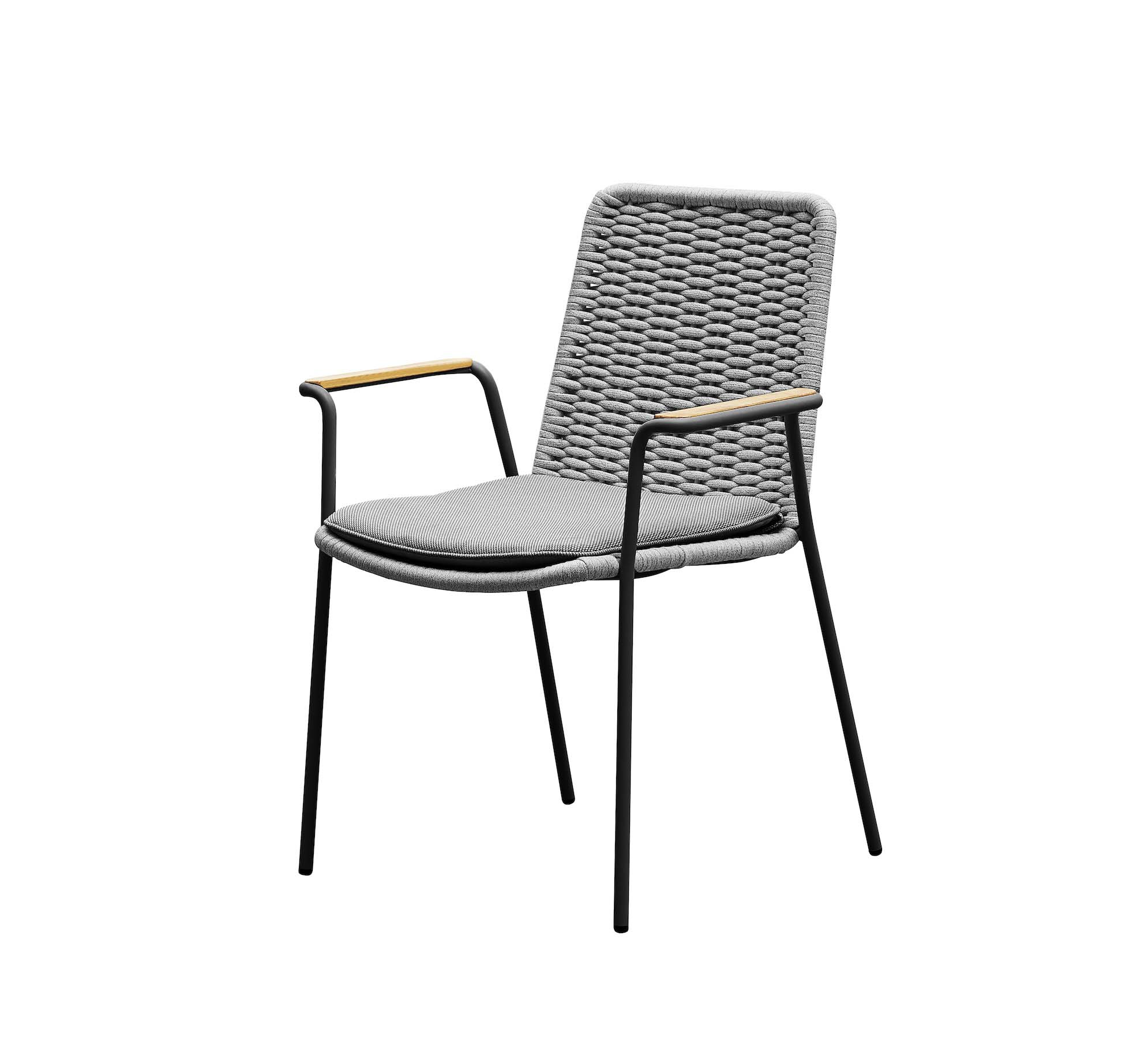 Chaise bistrot haut de gamme en aluminium noir, assise et dossier tressés en corde beige, accoudoirs avec détails bois. 