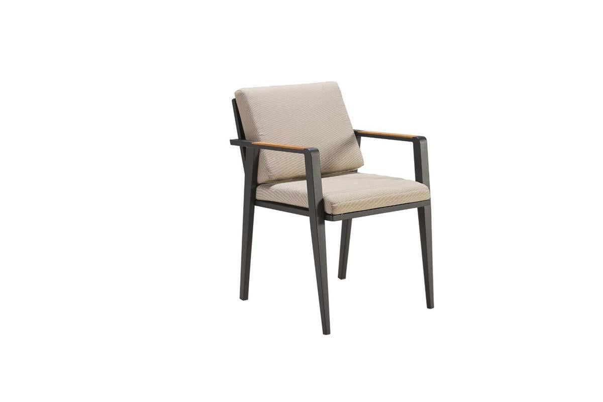 Fauteuil de repas en aluminium haut de gamme noir mat et teck FSC, coussin beige en tissu oléfine avec housse déperlante. 