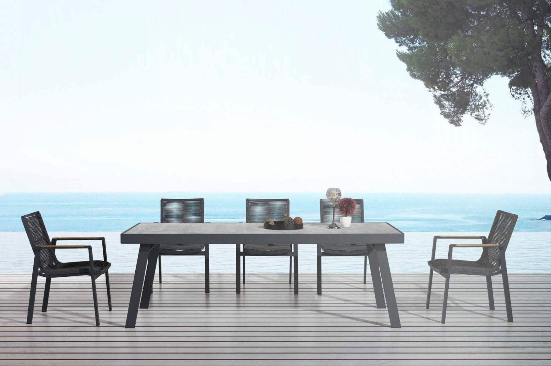 Fauteuils empilables en aluminium haut de gamme avec accoudoirs en teck FSC, tissu oléfine gris déperlant et déhoussable. 