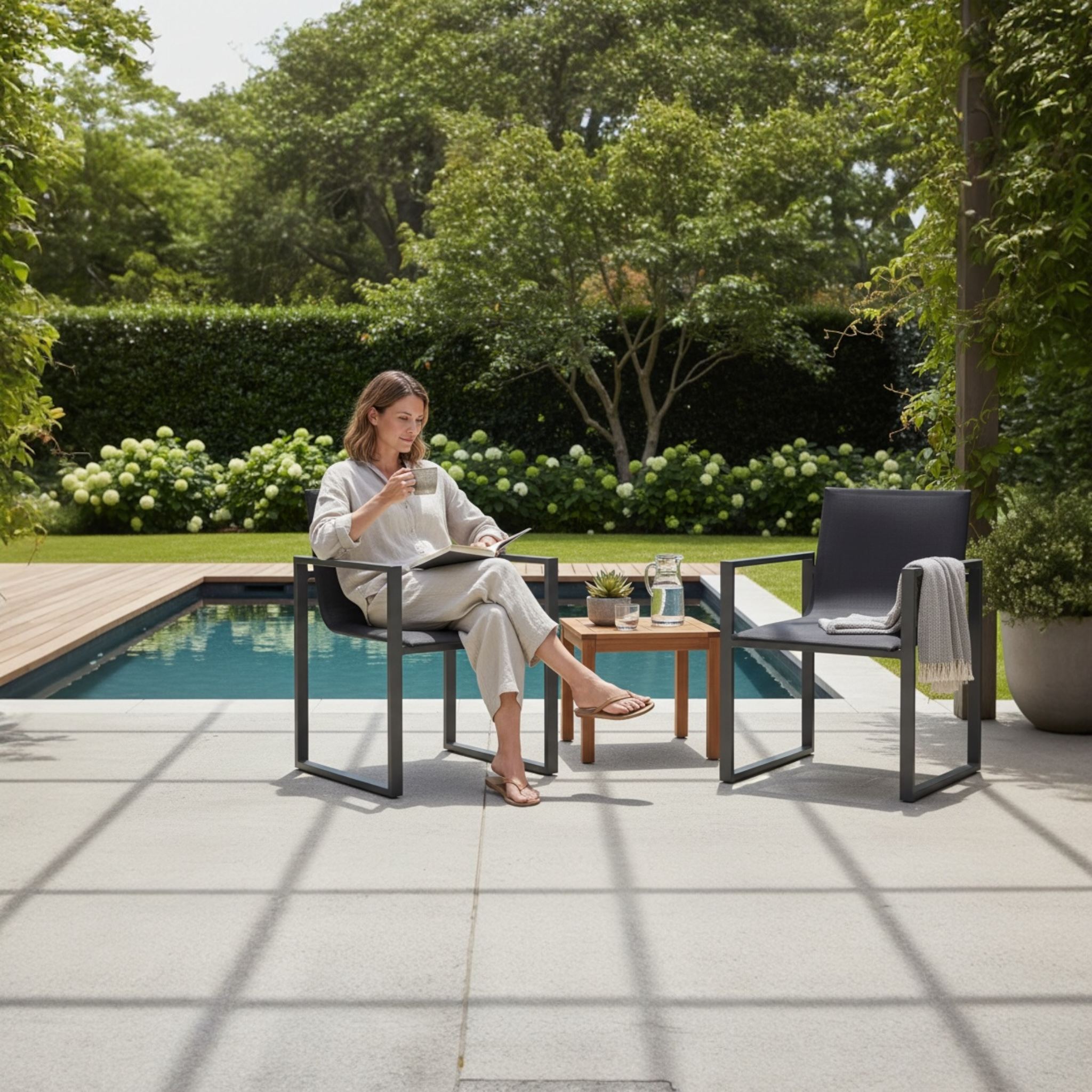 Deux chaises de jardin COMO en aluminium haut de gamme noir, assises en tissu 100% oléfine gris foncé, housses déperlantes.