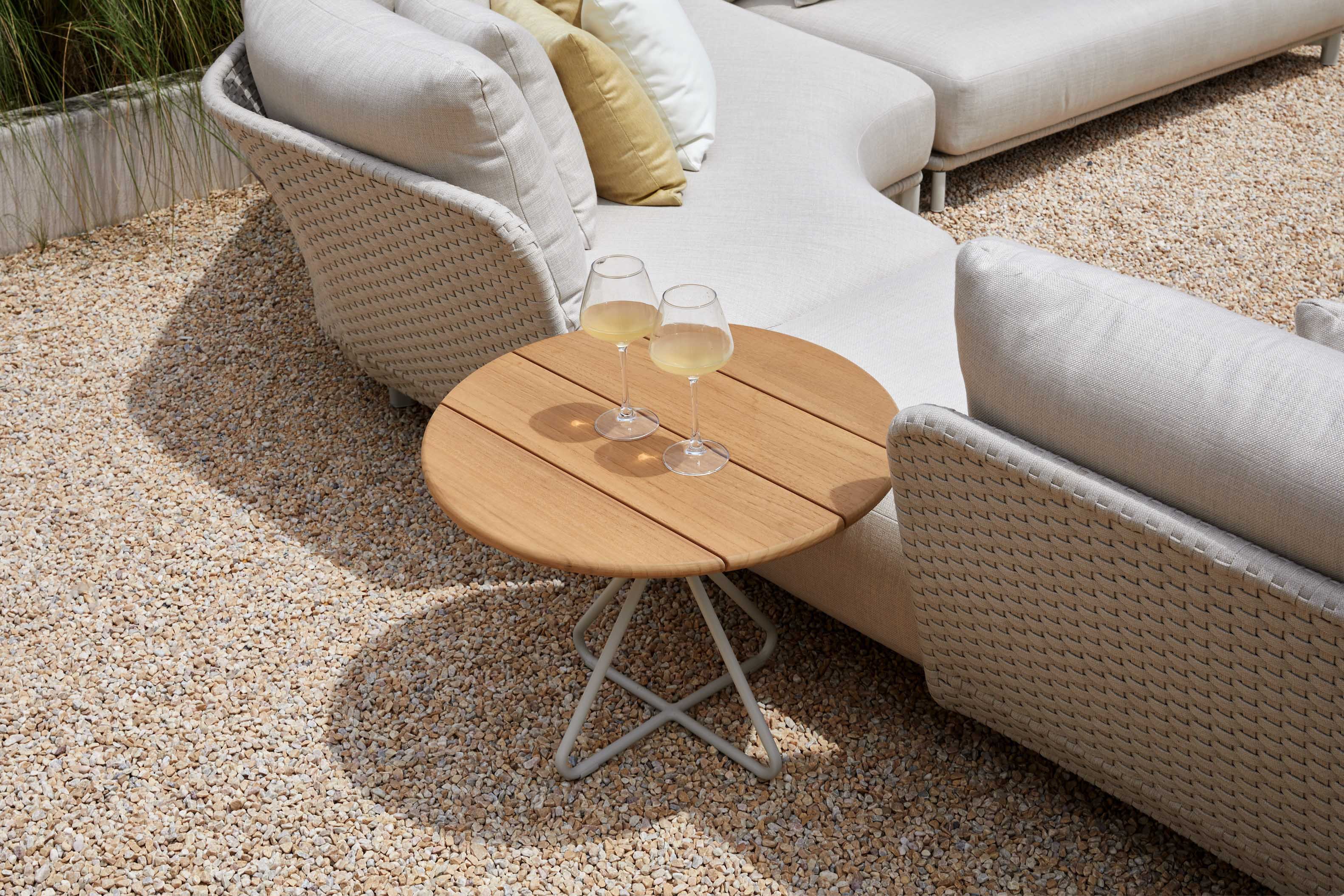 Salon de jardin d'angle en aluminium design et corde tressée écrue, coussins en tissu 100% acrylique Agora beige, table.