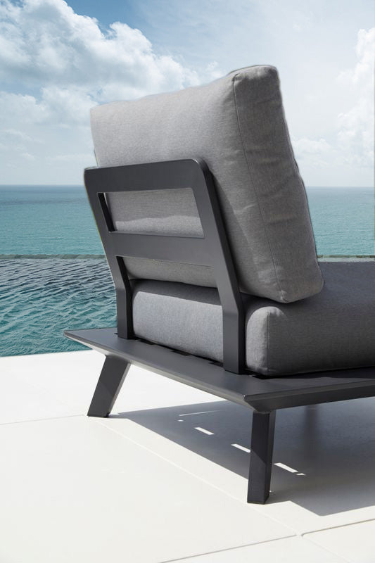 Salon d'angle design en aluminium inoxydable noir avec tissu déperlant et déhoussable gris clair, coussins épais en tissu.