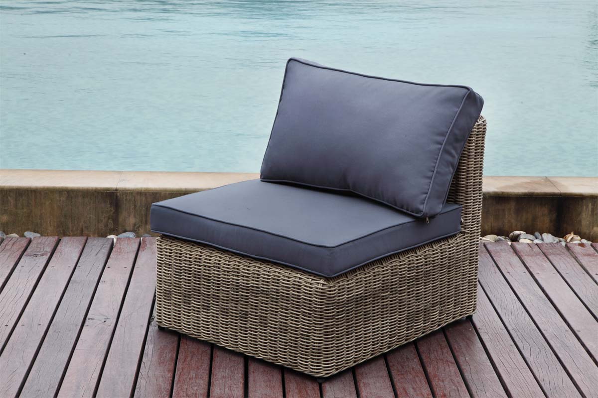 Fauteuil modulable en résine tressée ronde couleur osier, coussins déhoussables et déperlants gris foncé, style rustique et.
