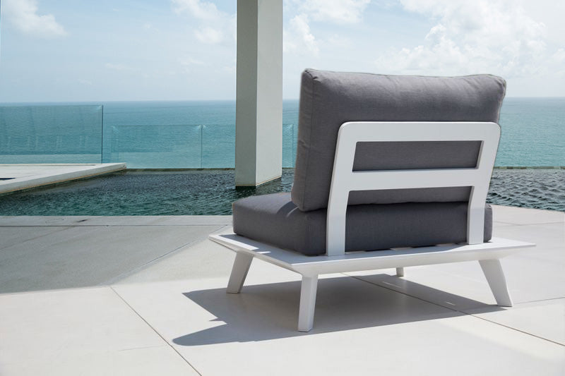 Canapé d’angle jardin 6 places, structure aluminium inoxydable blanche, coussins gris en tissu 100% Oléfine déperlant et dehoussable.