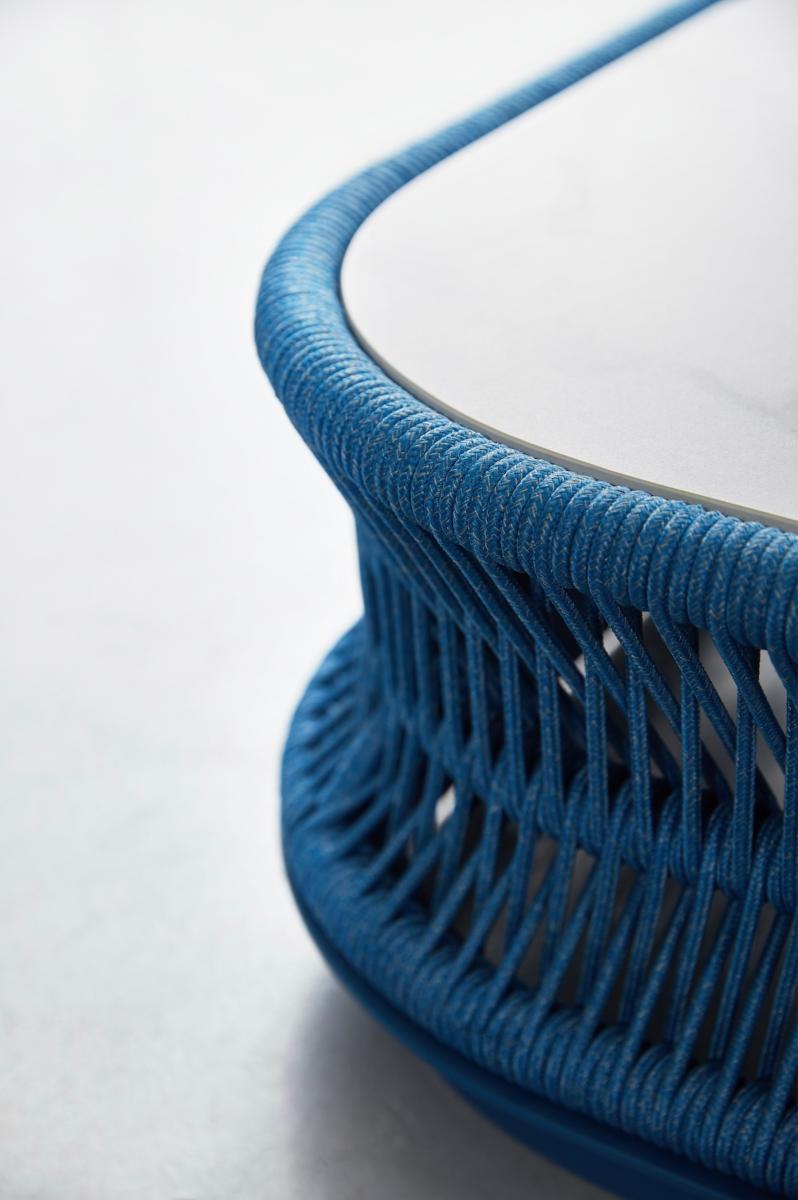 Coin de table d'angle de salon en aluminium avec corde tressée bleu marine haut de gamme, design italien luxueux, plateau.