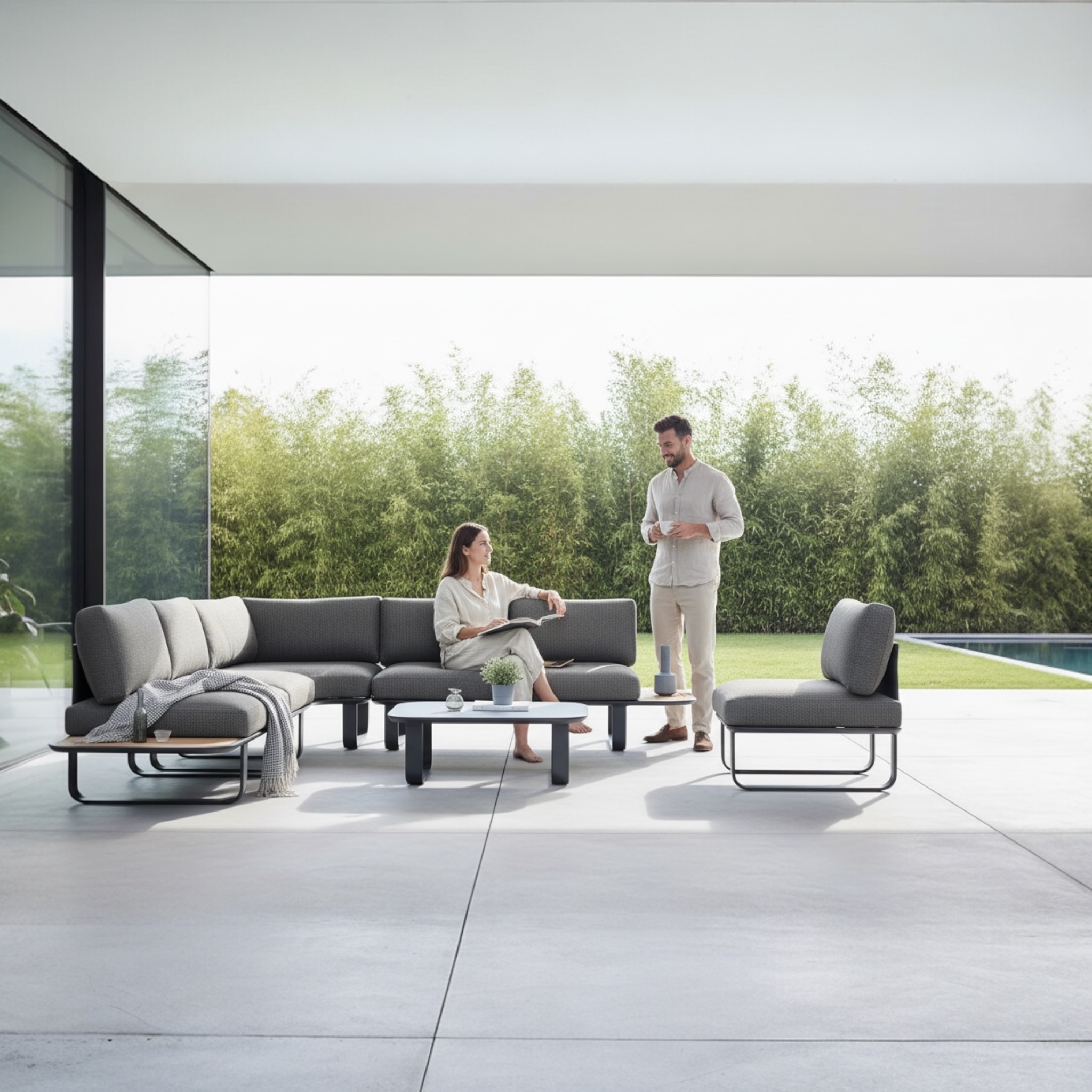 Canapé d'angle jardin en aluminium haut de gamme noir avec coussins mousse Quick Dry Foam, design luxe méditerranéen, table.