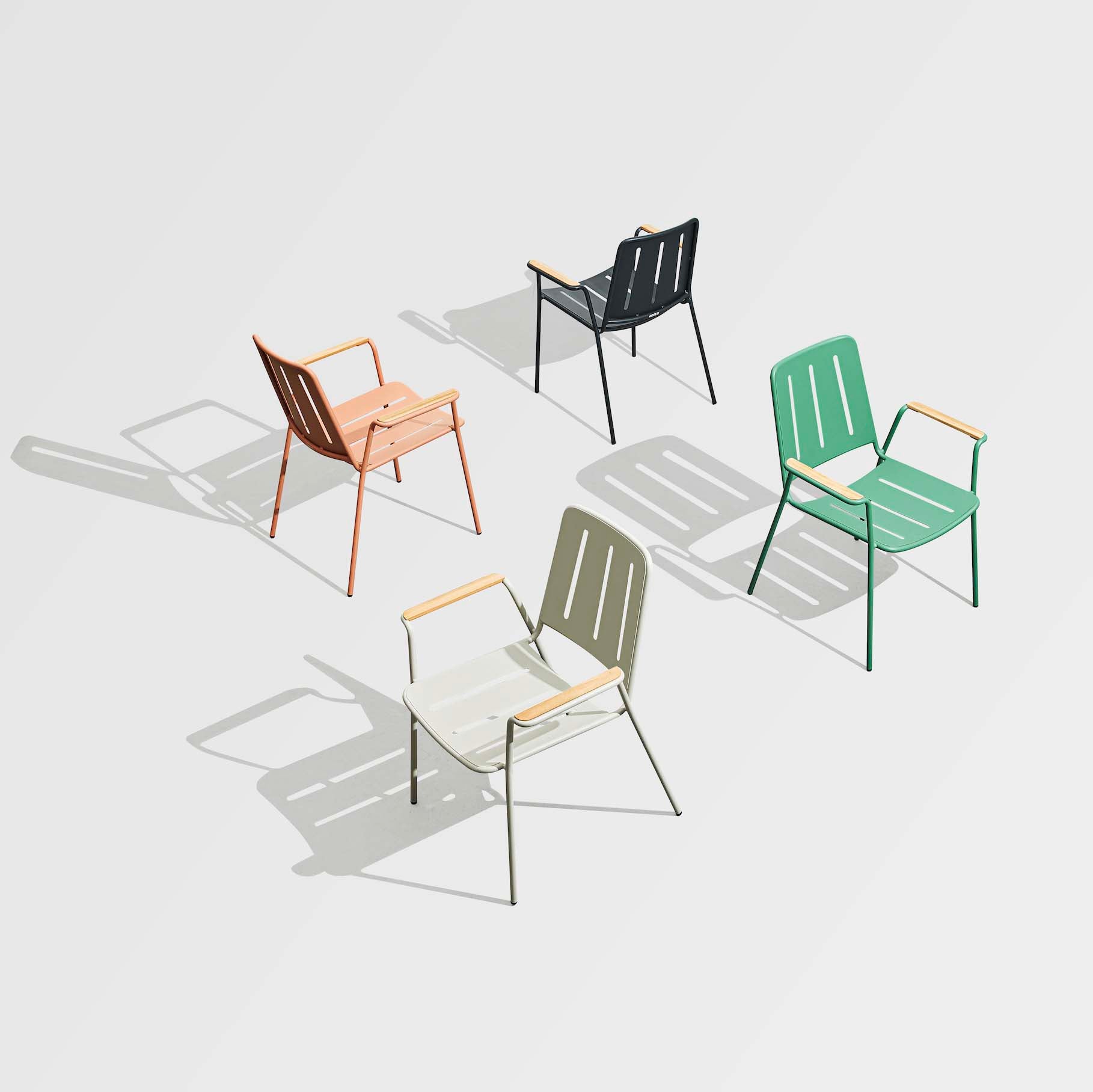 Chaise repas bistrot haut de gamme en aluminium beige avec accoudoirs en bois, design élégant et durable pour terrasse. 