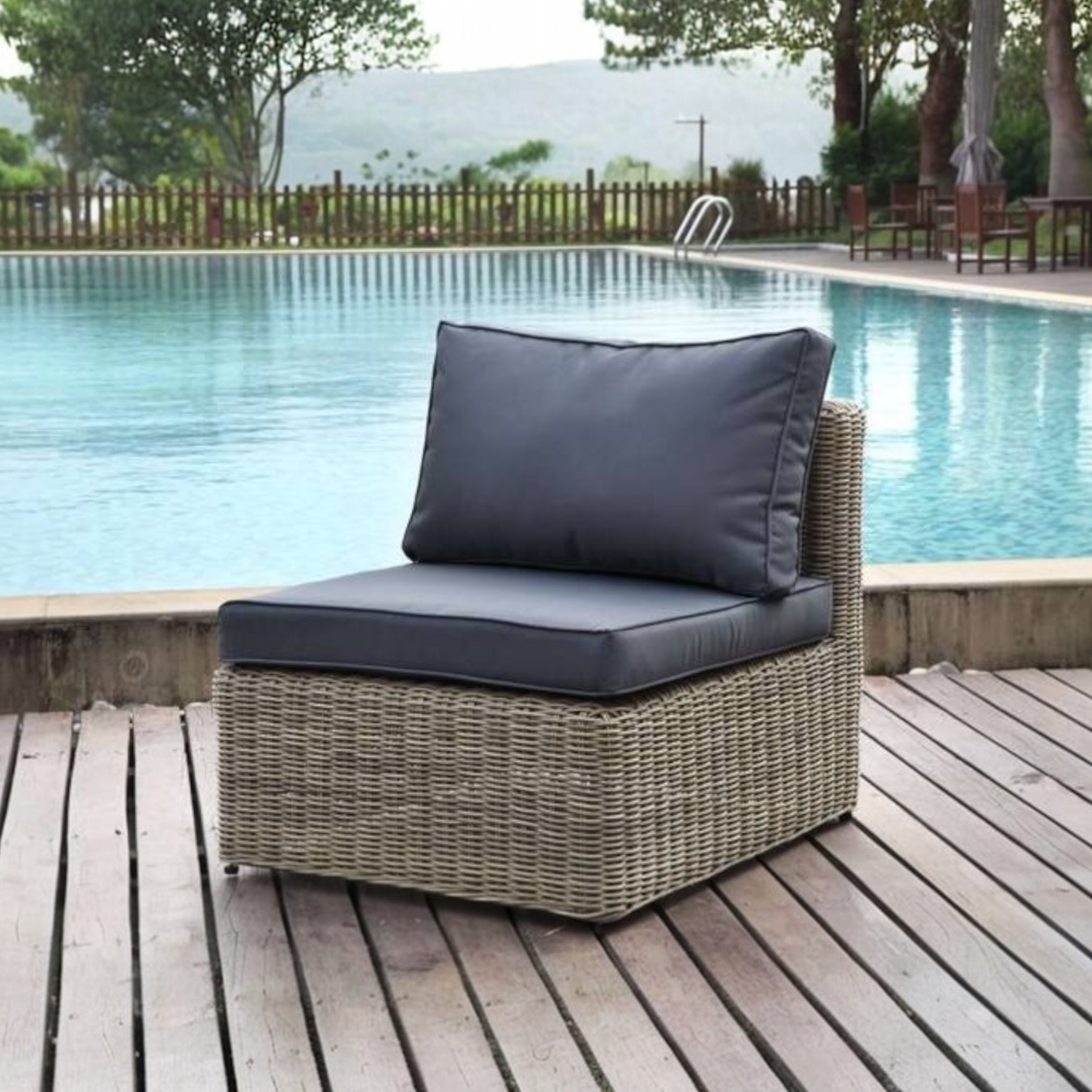 Chauffeuse de jardin liberty en résine tressée 