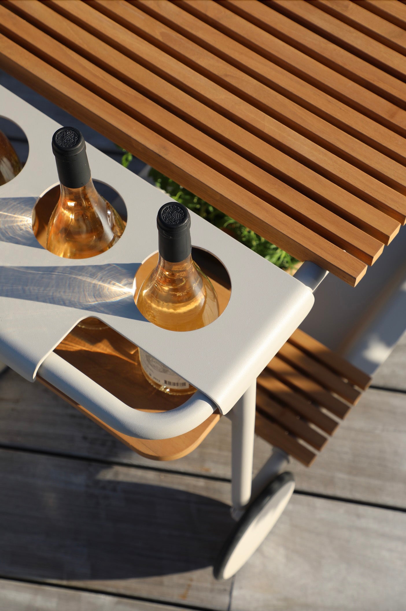 Desserte en aluminium beige avec plateau supérieur en lames de bois noble, bac rafraîchissant intégré, design belge élégant.