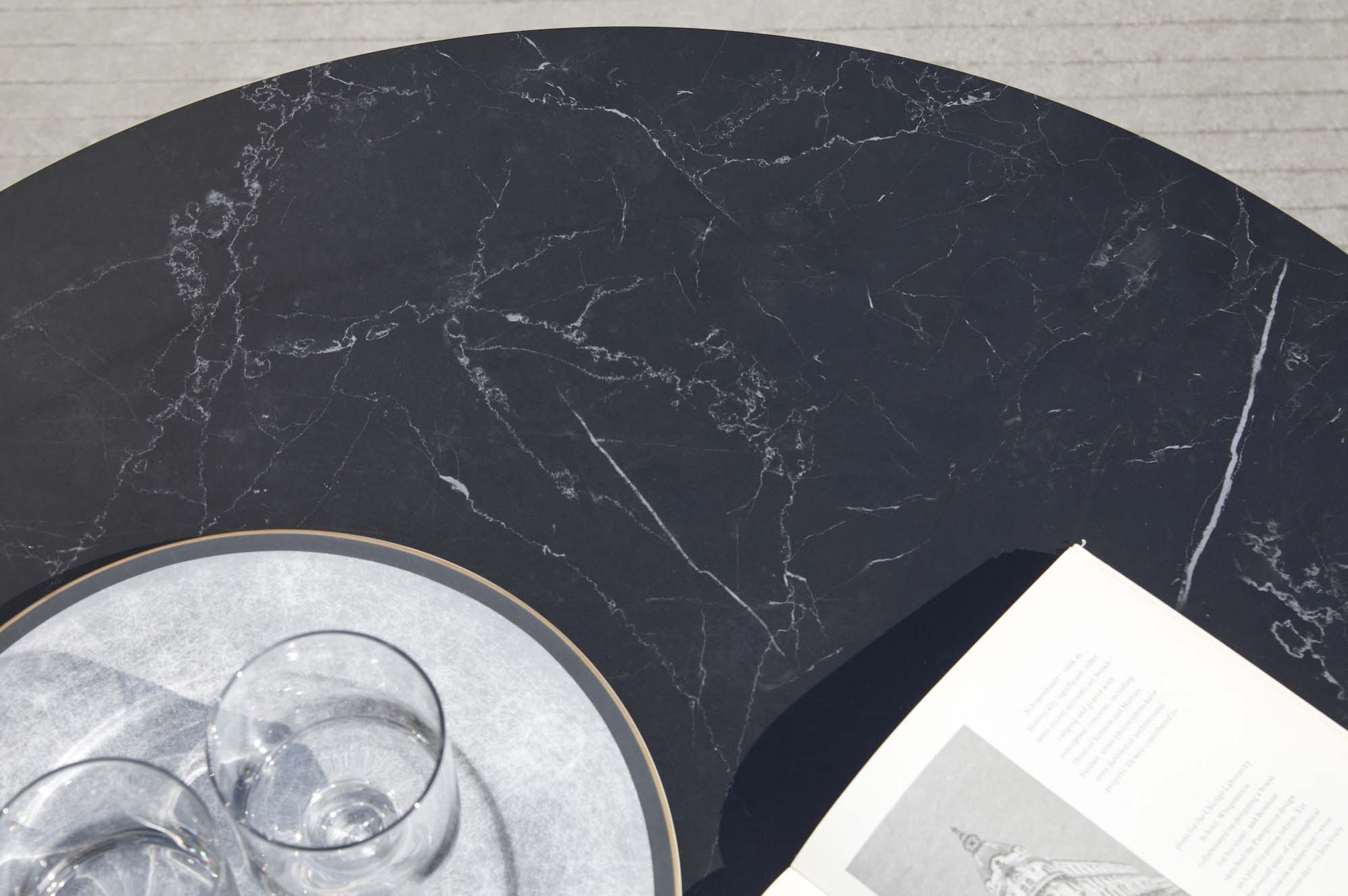 Plateau de table rond noir effet marbre en aluminium haut de gamme, finition luxe avec surface texturée, conception premium.