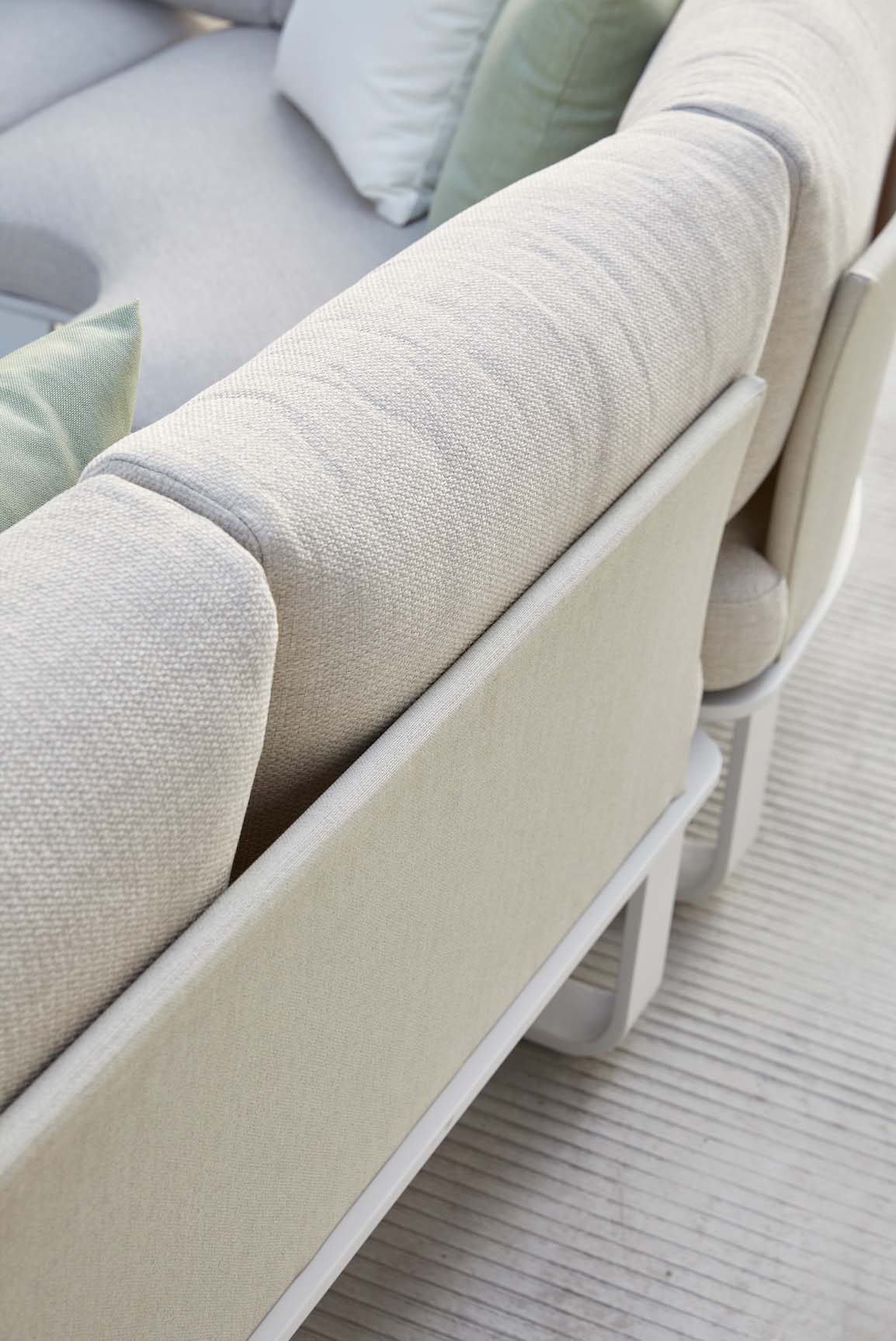 Canapé d'angle en aluminium haut de gamme avec mousse Quick Dry Foam, housse déperlante et déhoussable, coussins gris clair, .