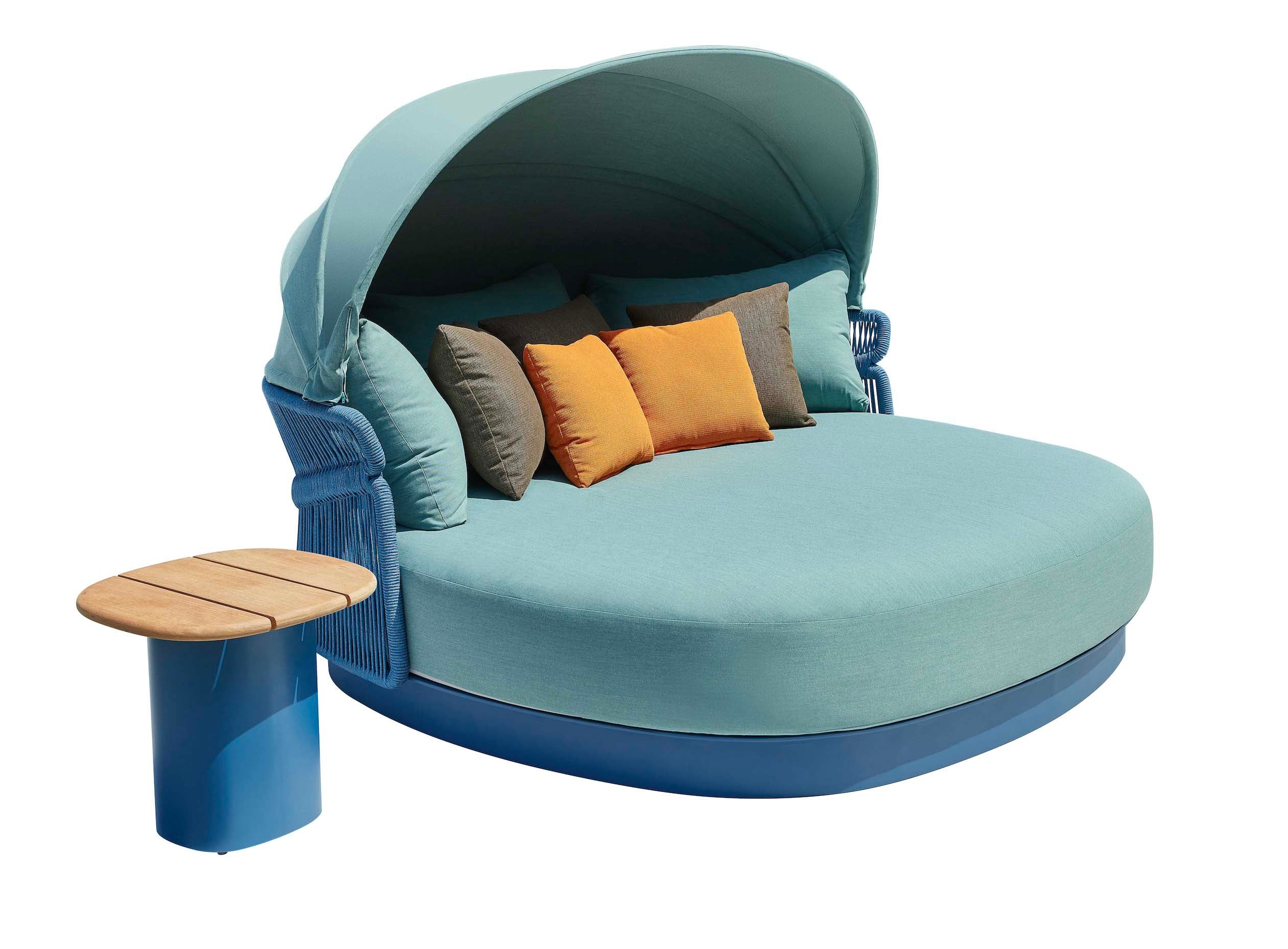 Lit de piscine double bleu provençal en aluminium avec auvent arrondi, coussins décoratifs orange et verts, design italien.