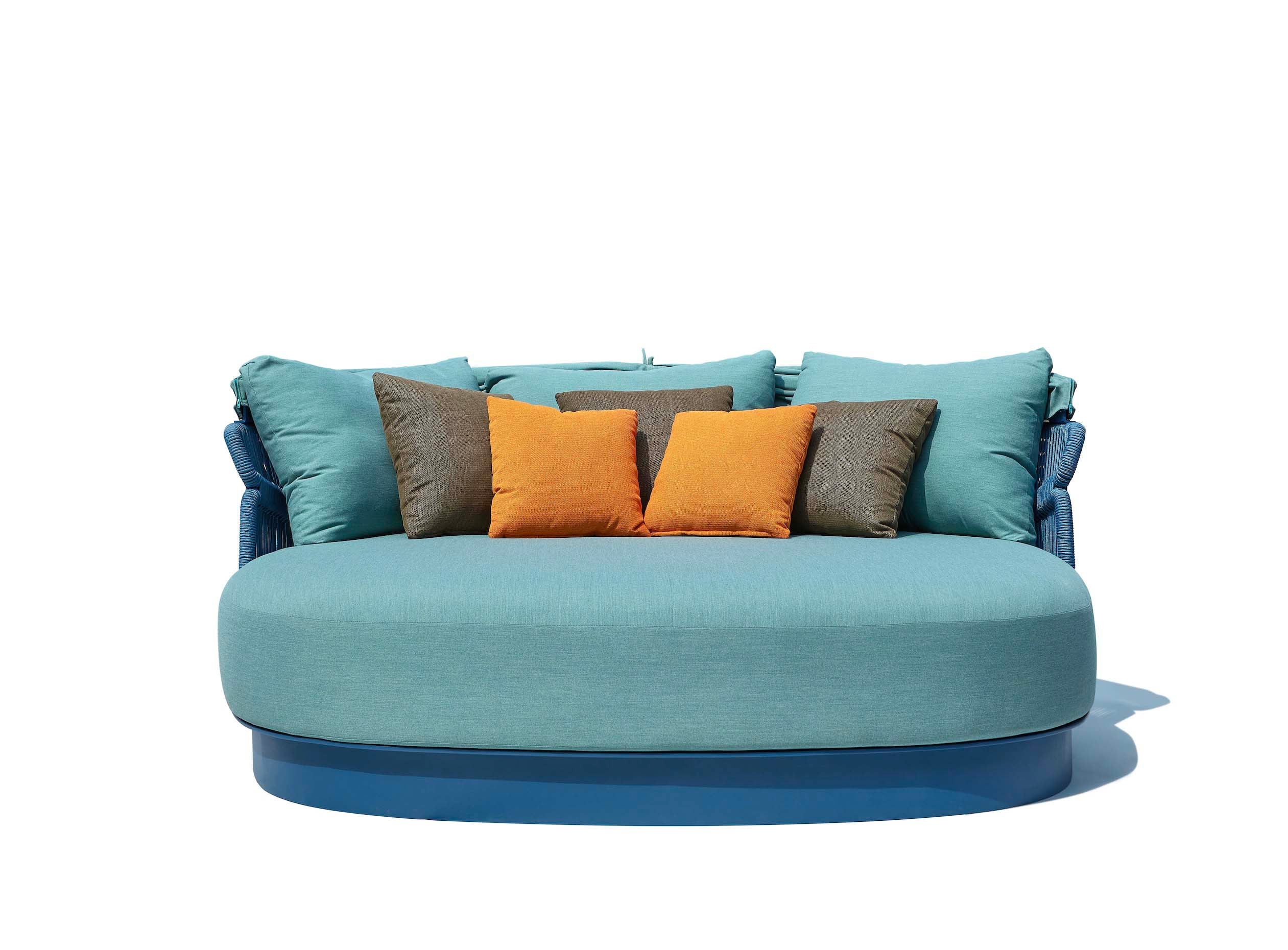 Lit de piscine double bleu provençal en aluminium avec corde tressée haut de gamme, coussins turquoise et orange, design.