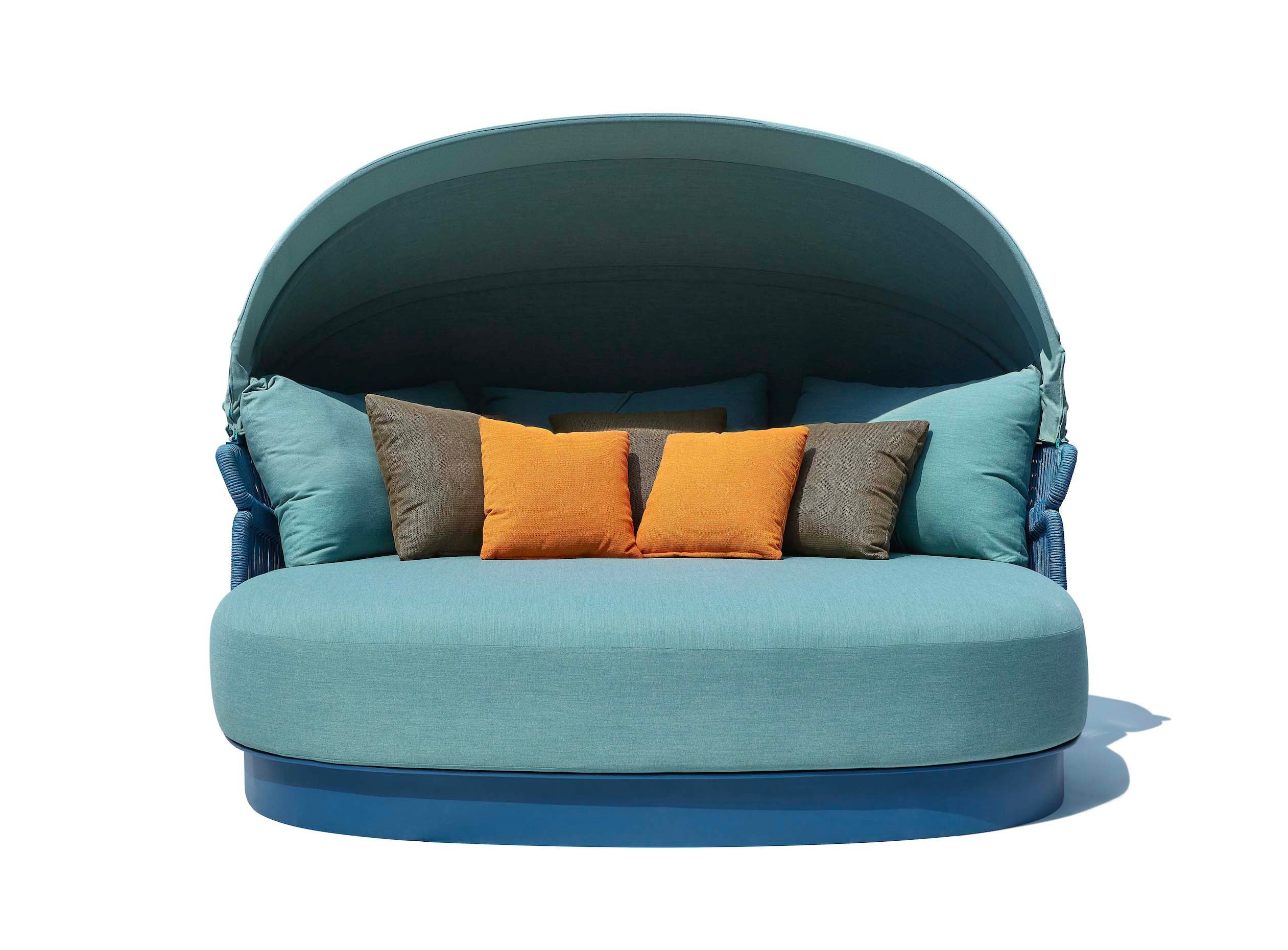 Lit de piscine double bleu provençal en aluminium durable, coussins décoratifs orange et gris, auvent arrondi élégant. 