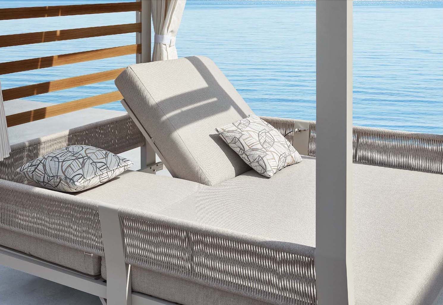 Lit de piscine double en teck FSC clair avec structure en aluminium, corde tressée grise élégante, coussins déhoussables. 