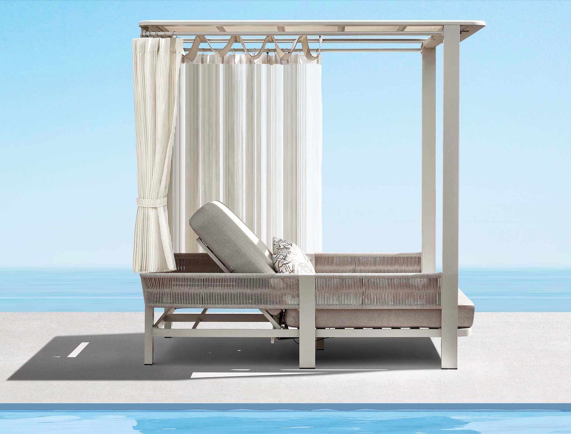 Lit de piscine double en aluminium blanc moderne avec structure et toile voile, matelas déperlant beige avec coussins.
