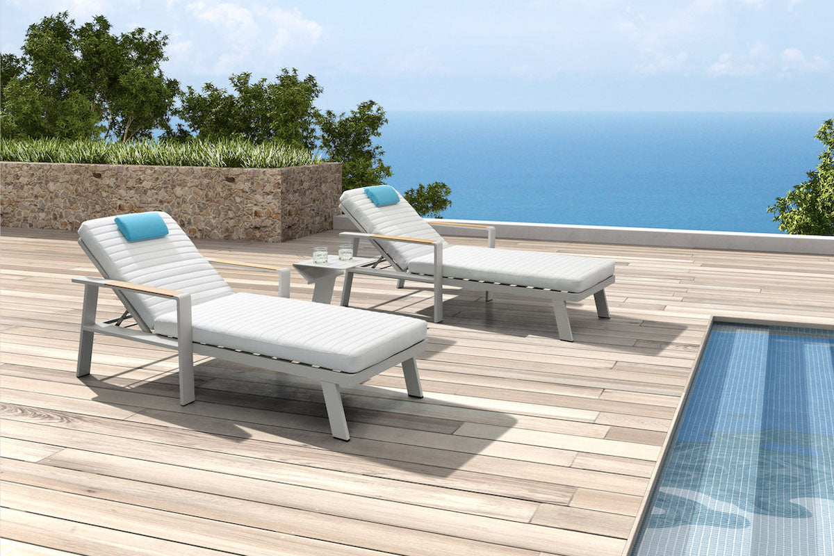 Duo de bains de soleil en aluminium haut de gamme avec structure élégante et finition teck FSC, coussins beige en tissu.