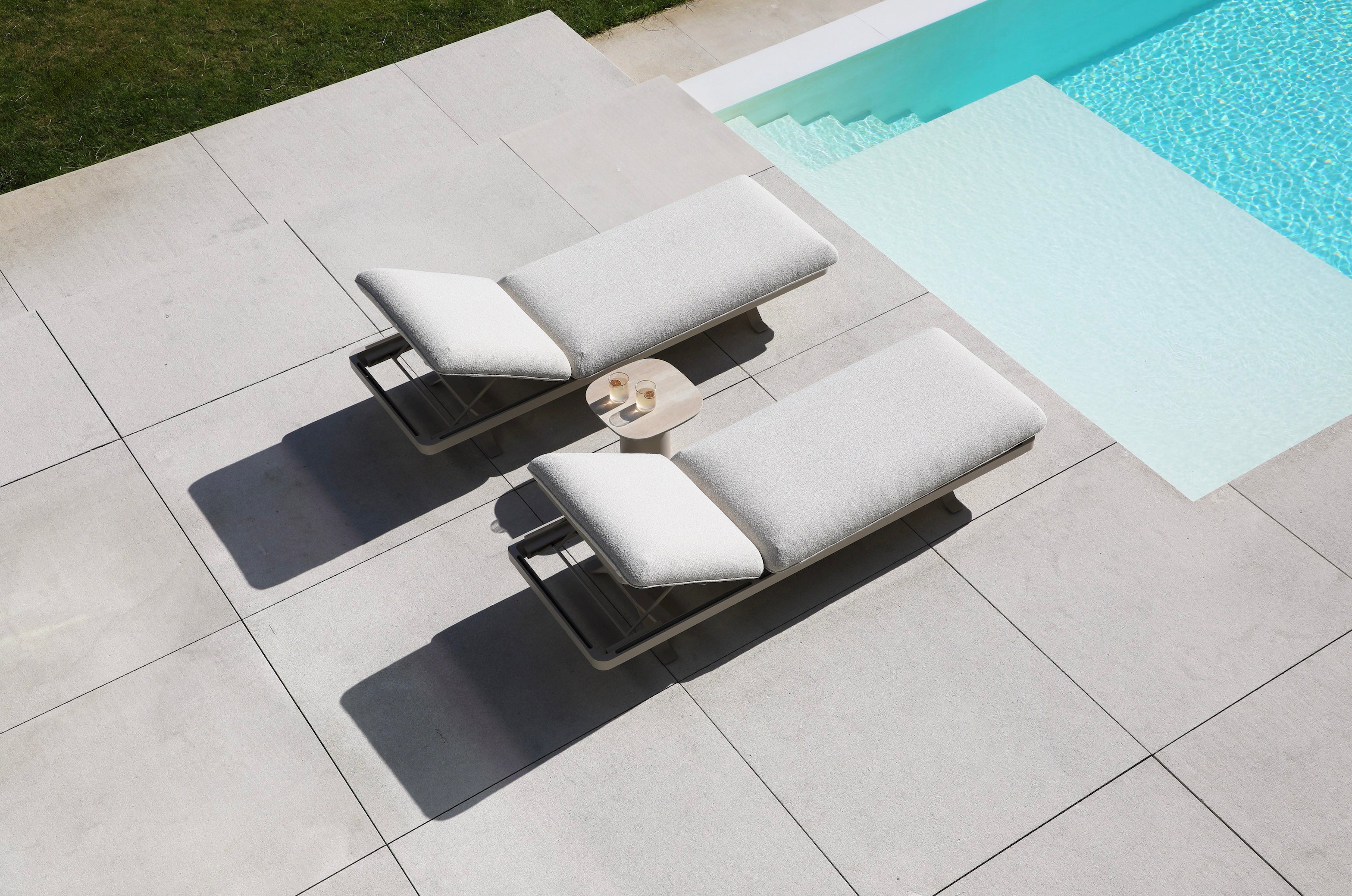 Deux lits de piscine transformables en aluminium inoxydable avec coussins déhoussables et déperlants, design modulable. 