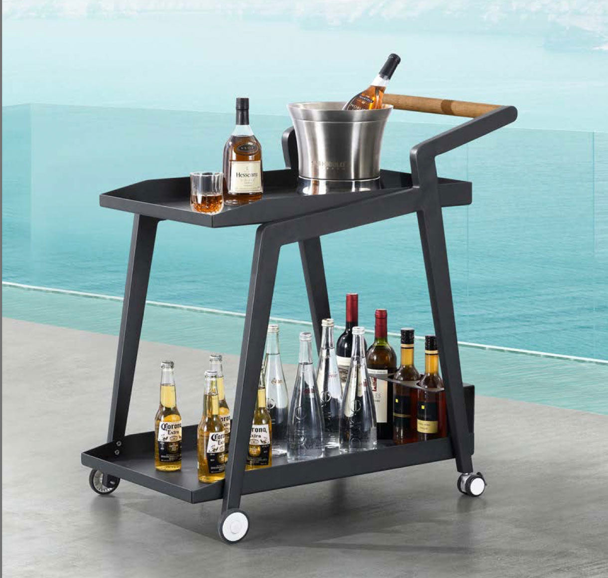 Desserte en aluminium haut de gamme noir mat avec plateau supérieur et inférieur, poignées en teck FSC, roulettes élégantes. 