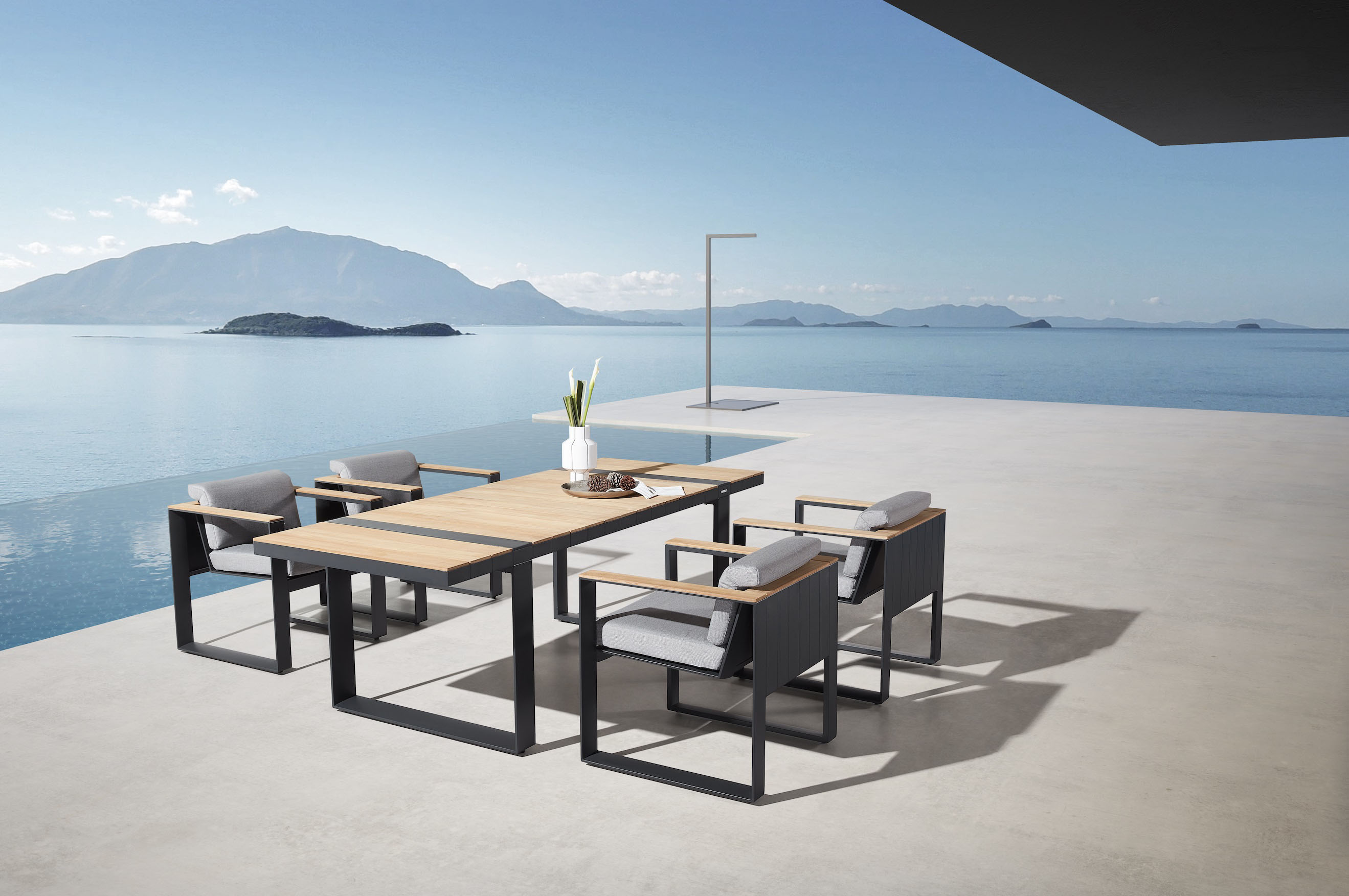 Ensemble repas de jardin contemporain en aluminium et Teck SFC, table rectangulaire élégante avec six fauteuils en tissu.