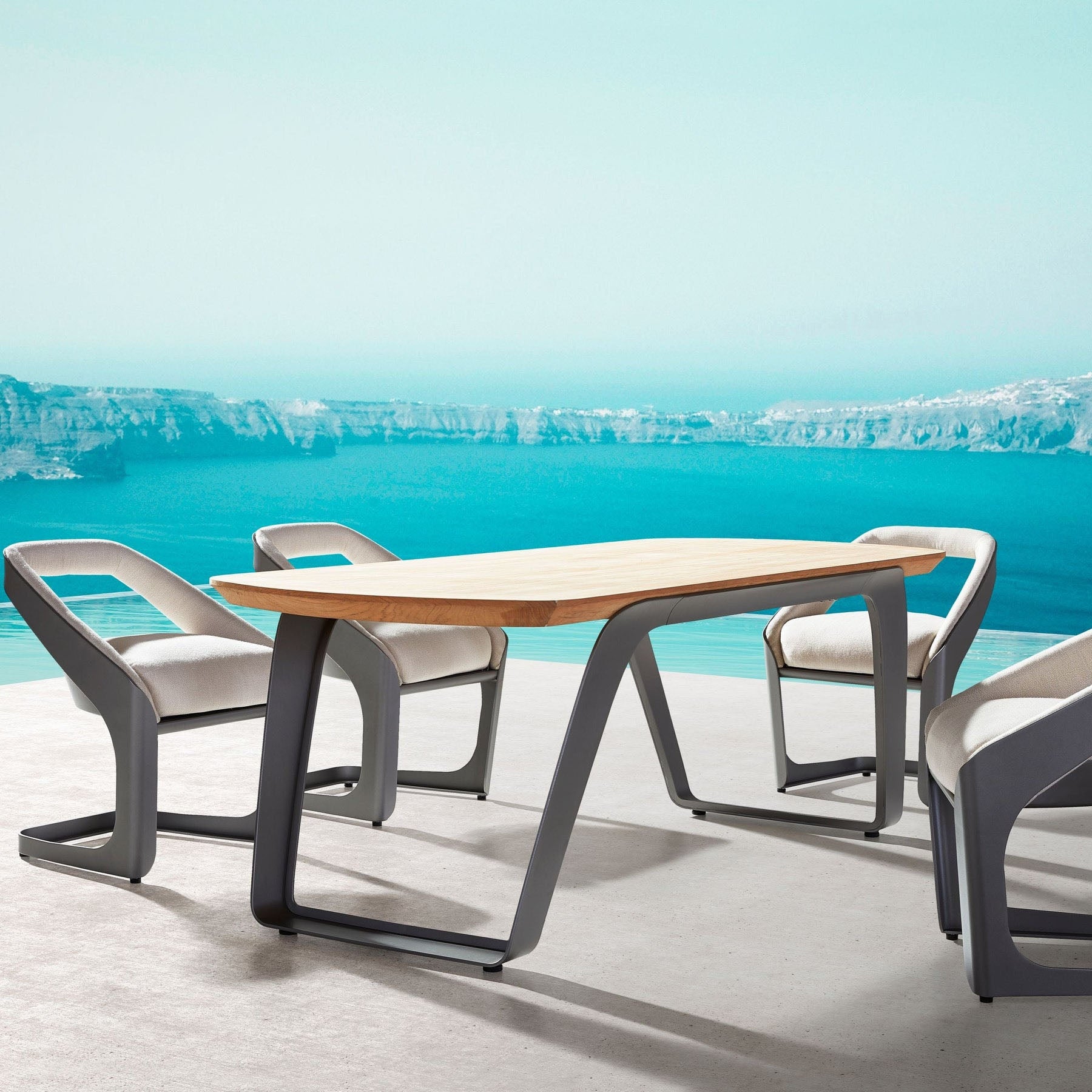 Ensemble repas luxe ONDA en aluminium avec table en teck FSC et fauteuils au design Pininfarina, lignes courbées, tissu.