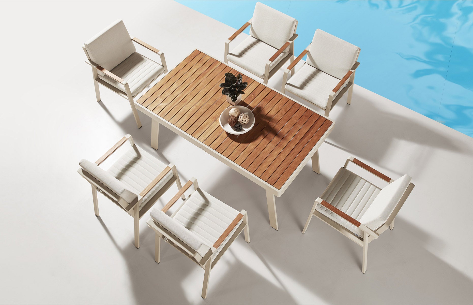 Ensemble repas jardin 6 places avec table et chaises en aluminium haut de gamme blanc et plateau en teck FSC, coussins écrus. 