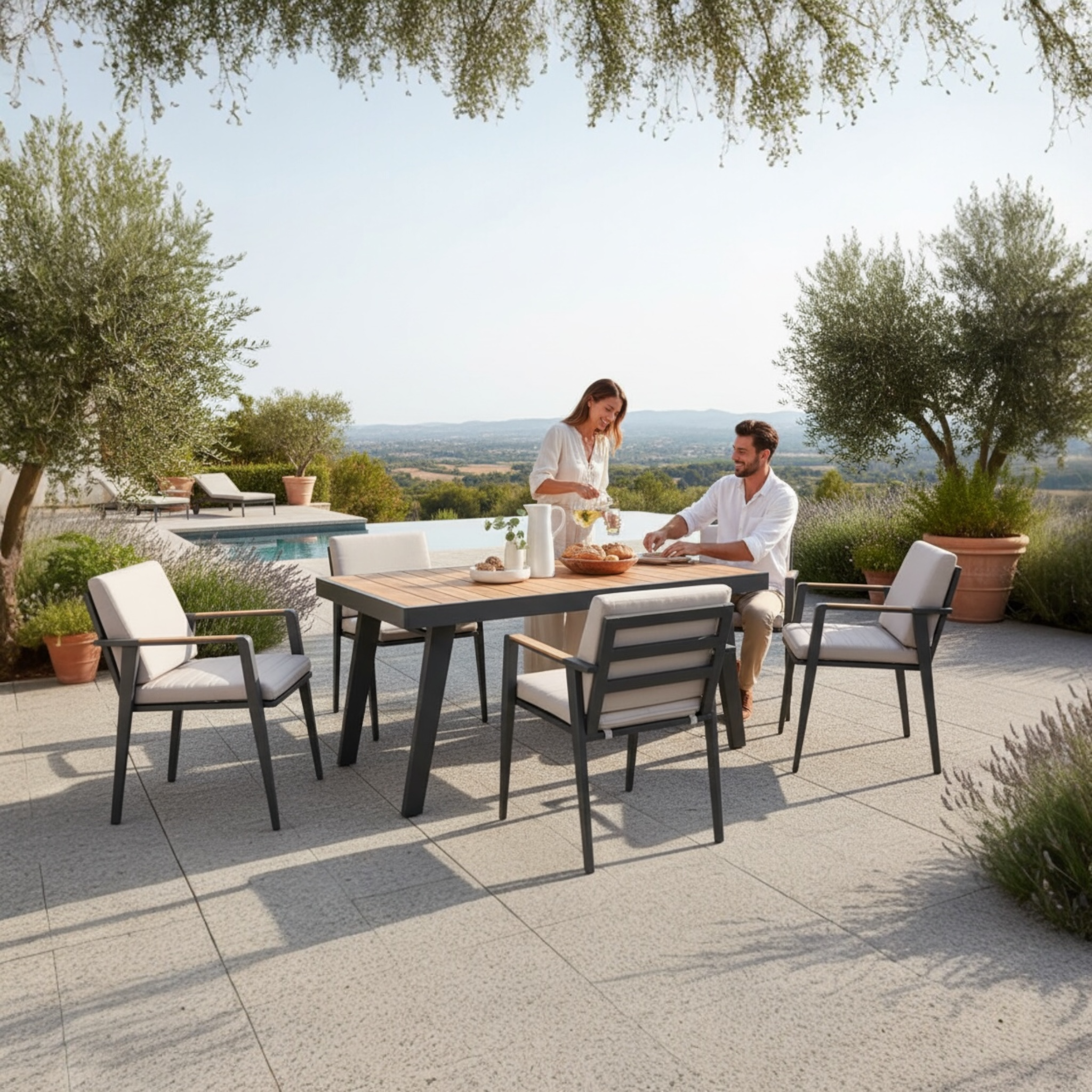 Ensemble repas 6 places en aluminium haut de gamme et teck FSC, chaises avec coussins en tissu oléfine beige, housses.
