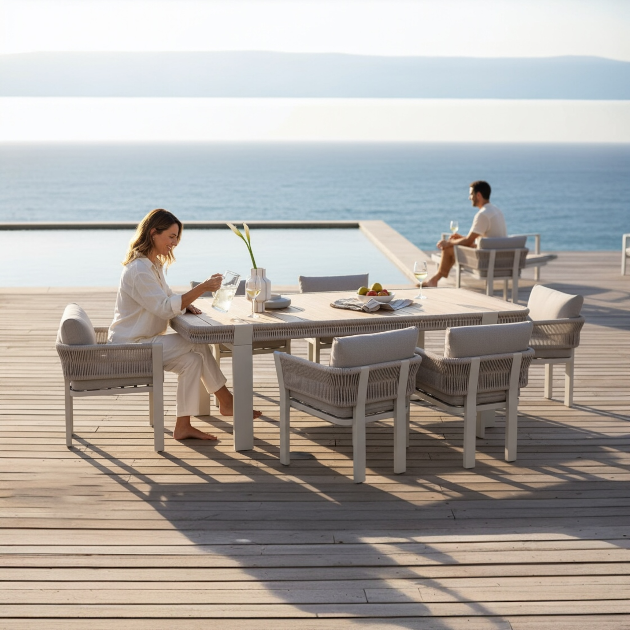 Ensemble repas extérieur moderne en aluminium aux accoudoirs en corde tressée beige, plateau en teck FSC naturel, 6 personnes