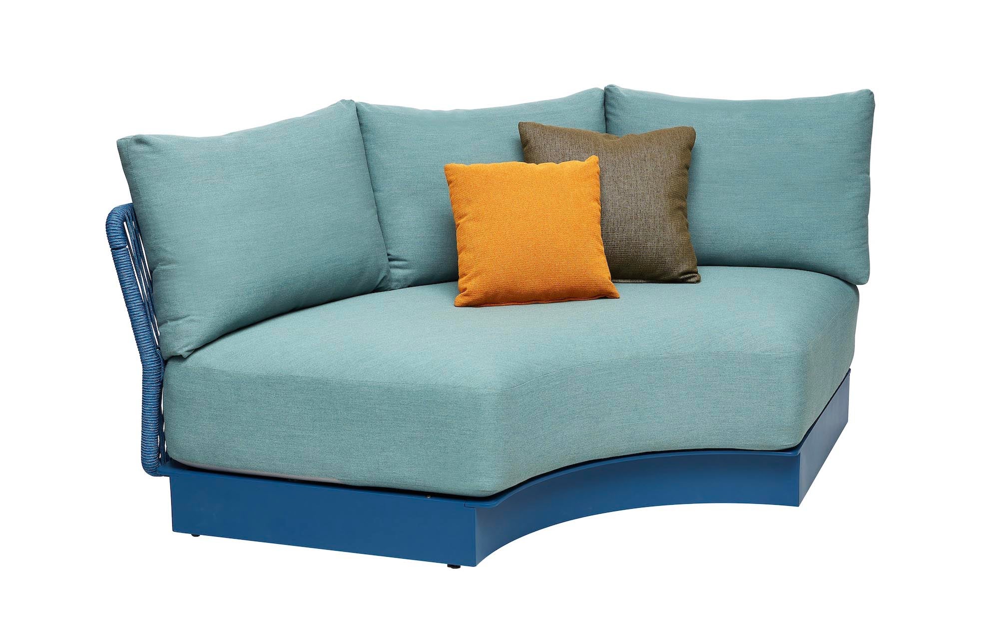 Salon d'angle luxueux en aluminium bleu et corde tressée bleu, coussins verts et décoratifs orange et marron, design italien.