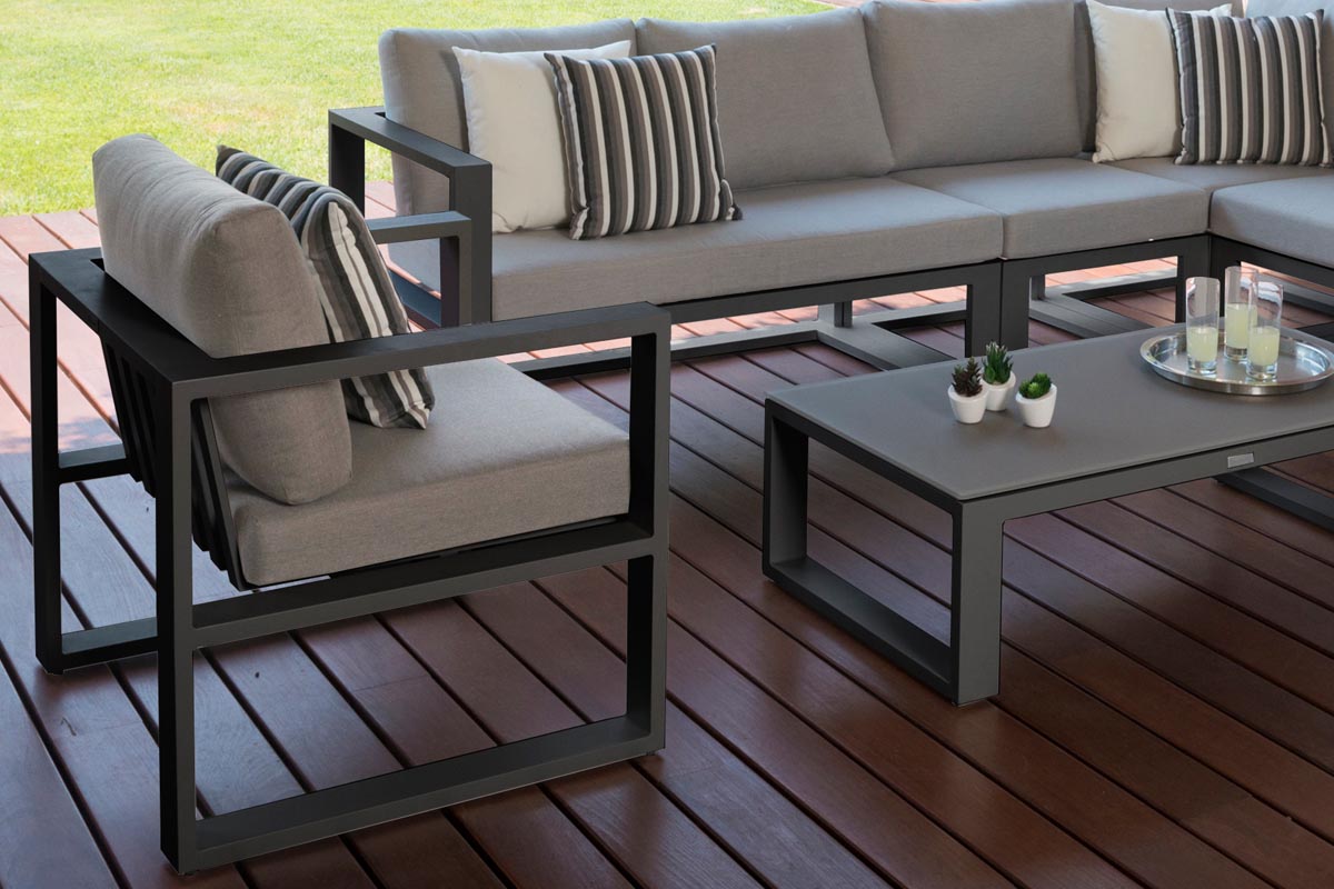 Méridienne modulable en aluminium noir mat, coussins beige haut de gamme, design épuré et élégant pour jardin extérieur luxe .