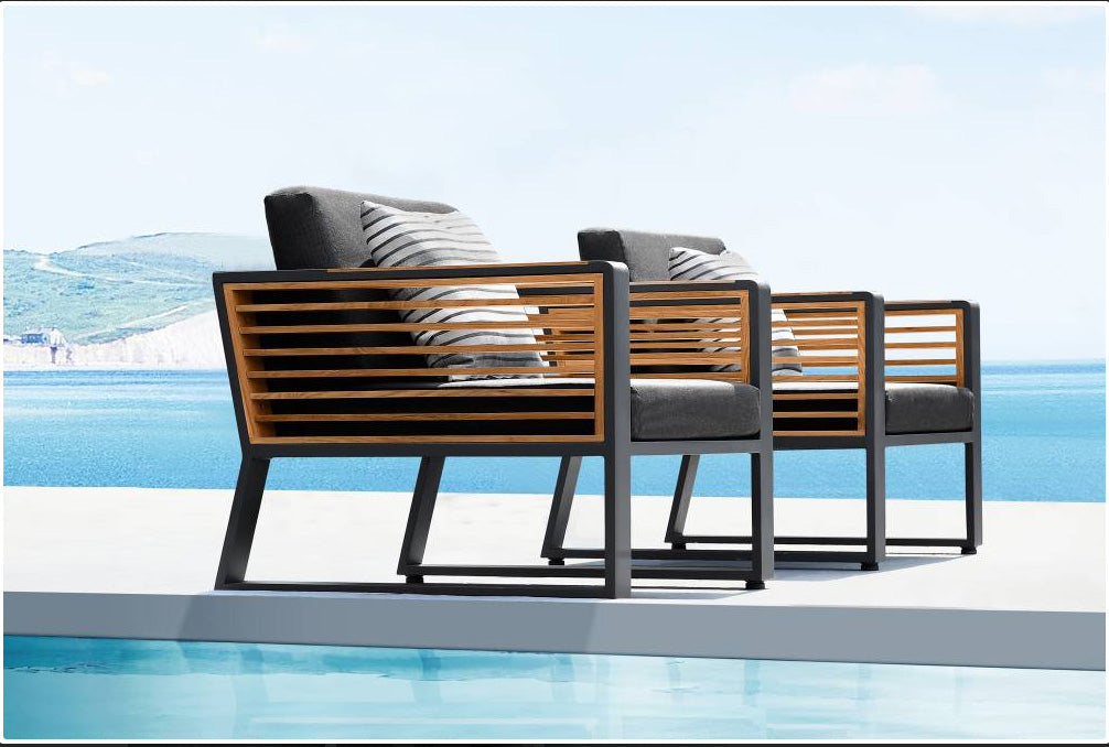 Salon de jardin d'angle luxe en aluminium anthracite, bois teck FSC aux lattes épurées, coussins gris en tissu 100% Oléfine.