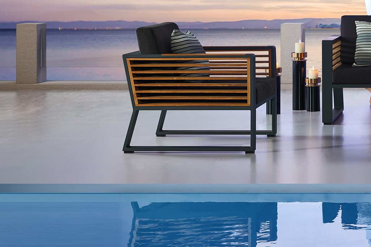 Salon de jardin d'angle luxe en aluminium noir et teck FSC, coussins déhoussables en tissu 100% Oléfine déperlant, design.