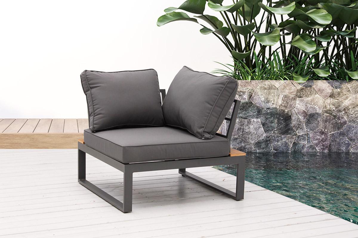 Fauteuil de salon de jardin en aluminium haut de gamme gris avec coussins gris foncé, structure aux courbes élégantes. 
