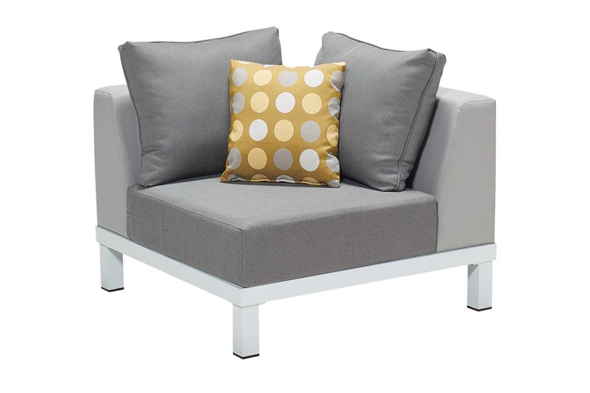 Coin salon d’angle en aluminium design blanc, coussins gris en tissu Oléfine 100% polypropylène, coussin décoratif jaune à pois. 