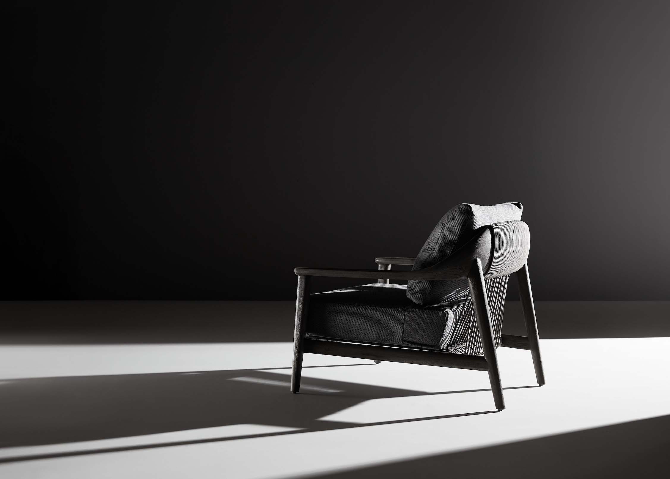 Fauteuil design italien en teck FSC massif avec coussins en Mousse Quick Dry Foam, corde tressée noire et cadre luxueux.
