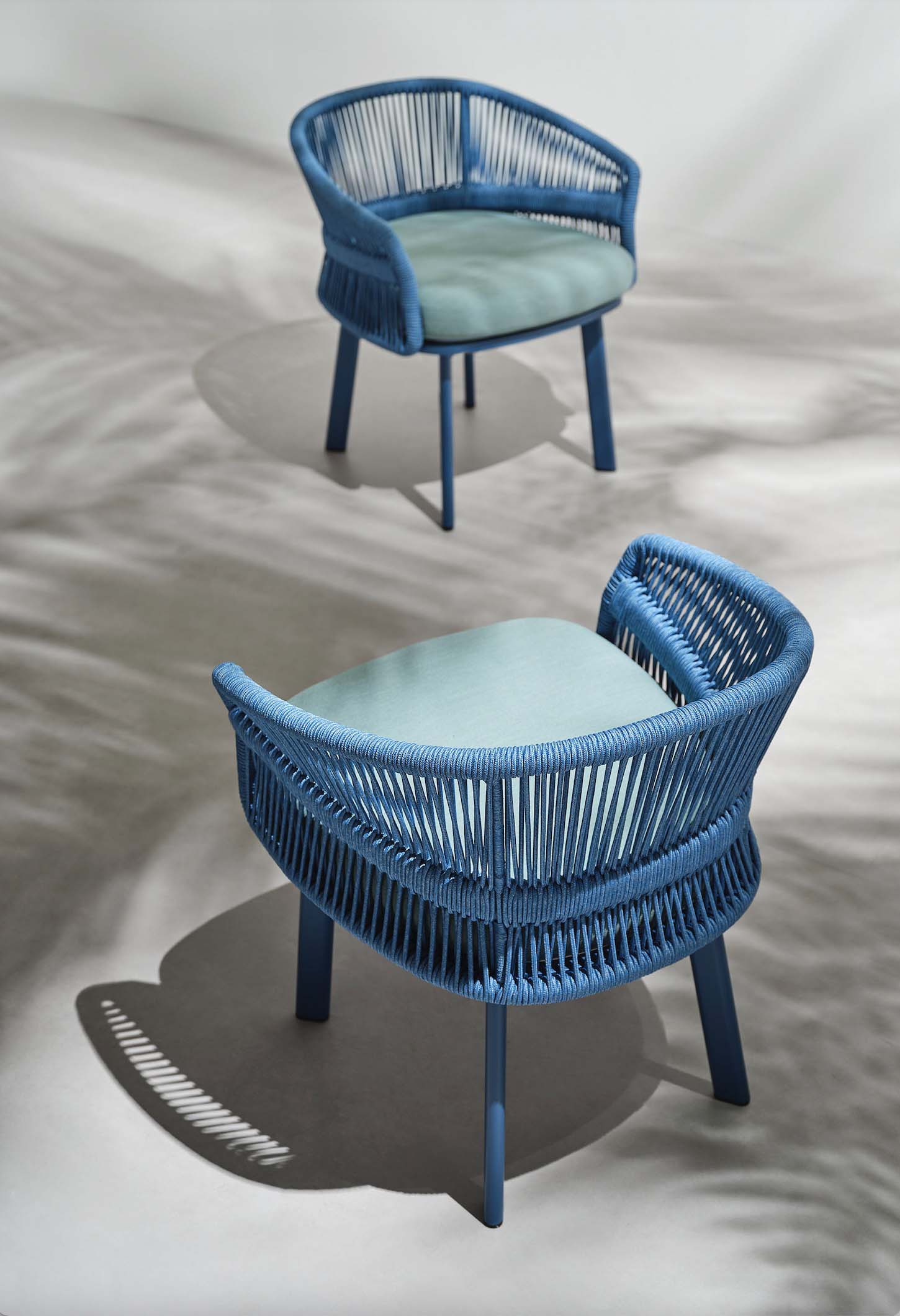 Fauteuil lounge bleu vif en corde tressée de qualité, coussin vert d’eau, design italien luxueux, pieds aluminium résistant. 