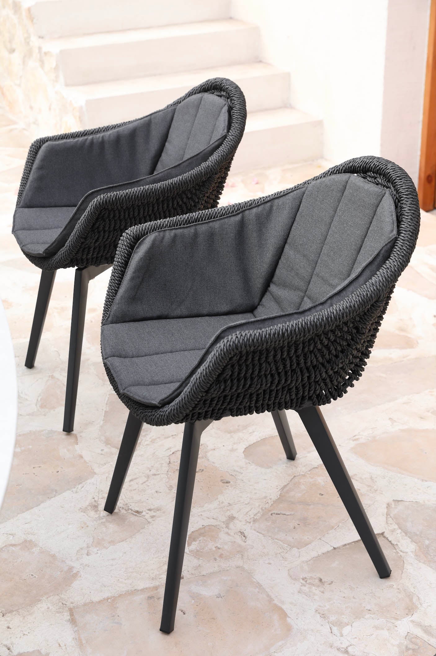 Lot de 2 fauteuils repas noirs en aluminium haut de gamme avec résine tressée, coussins noirs matelassés, pieds en aluminium.