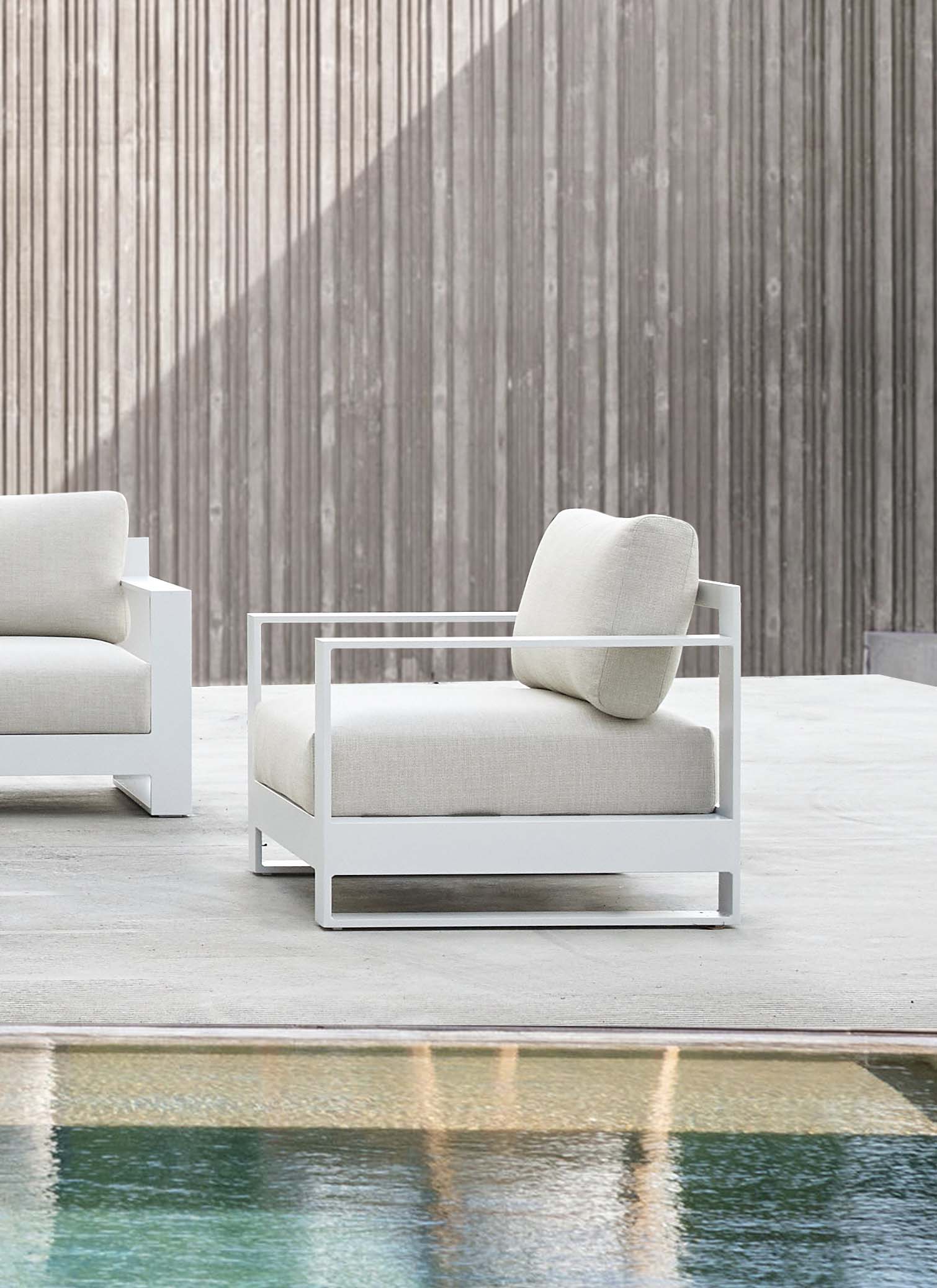 Fauteuil modulaire en aluminium haut de gamme blanc, tissu oléfine Sunproof beige, design premium élégant et durable, style.