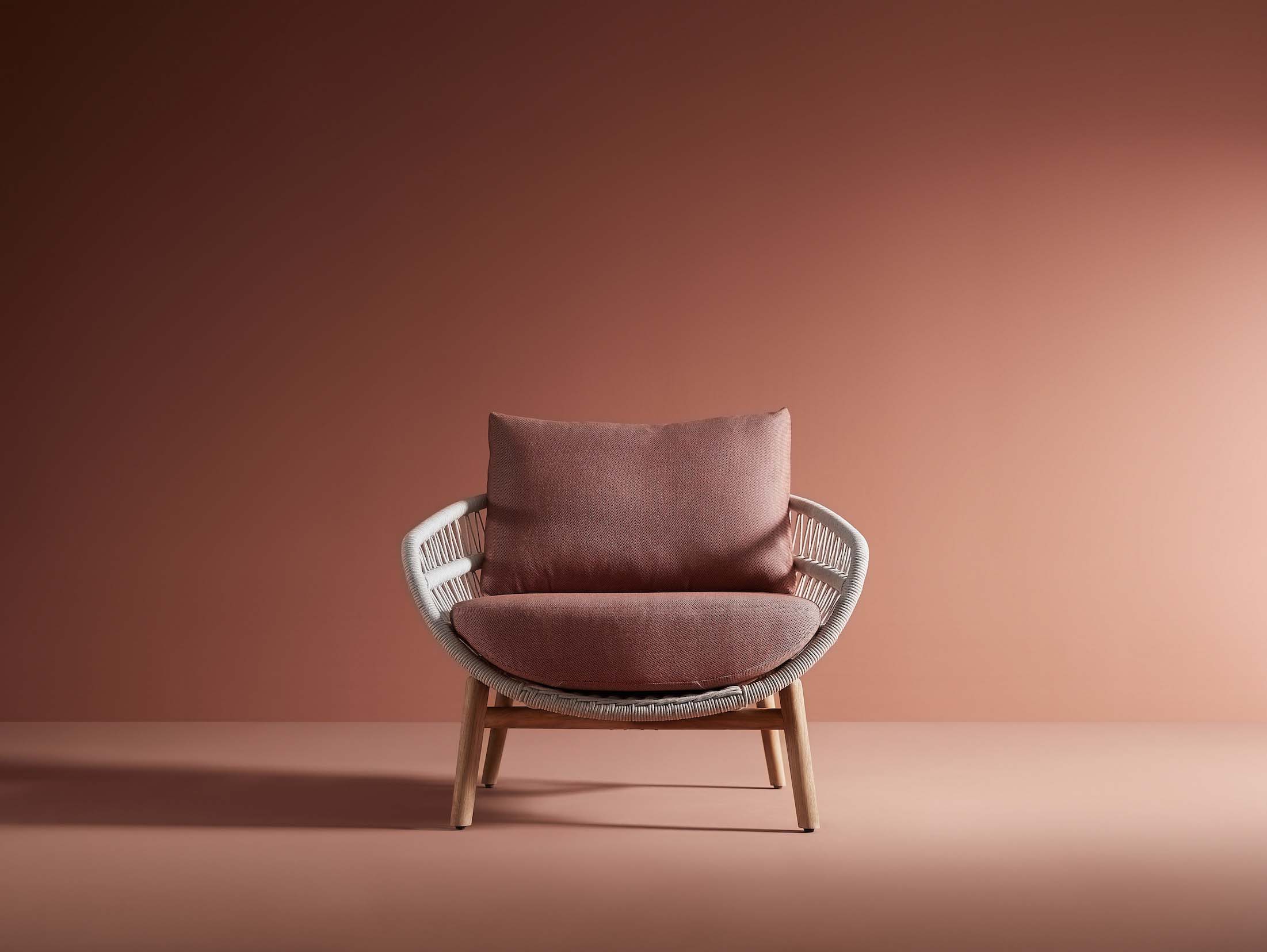 Fauteuil en teck FSC au design élégant avec structure en corde tressée et coussin déhoussable déperlant 
