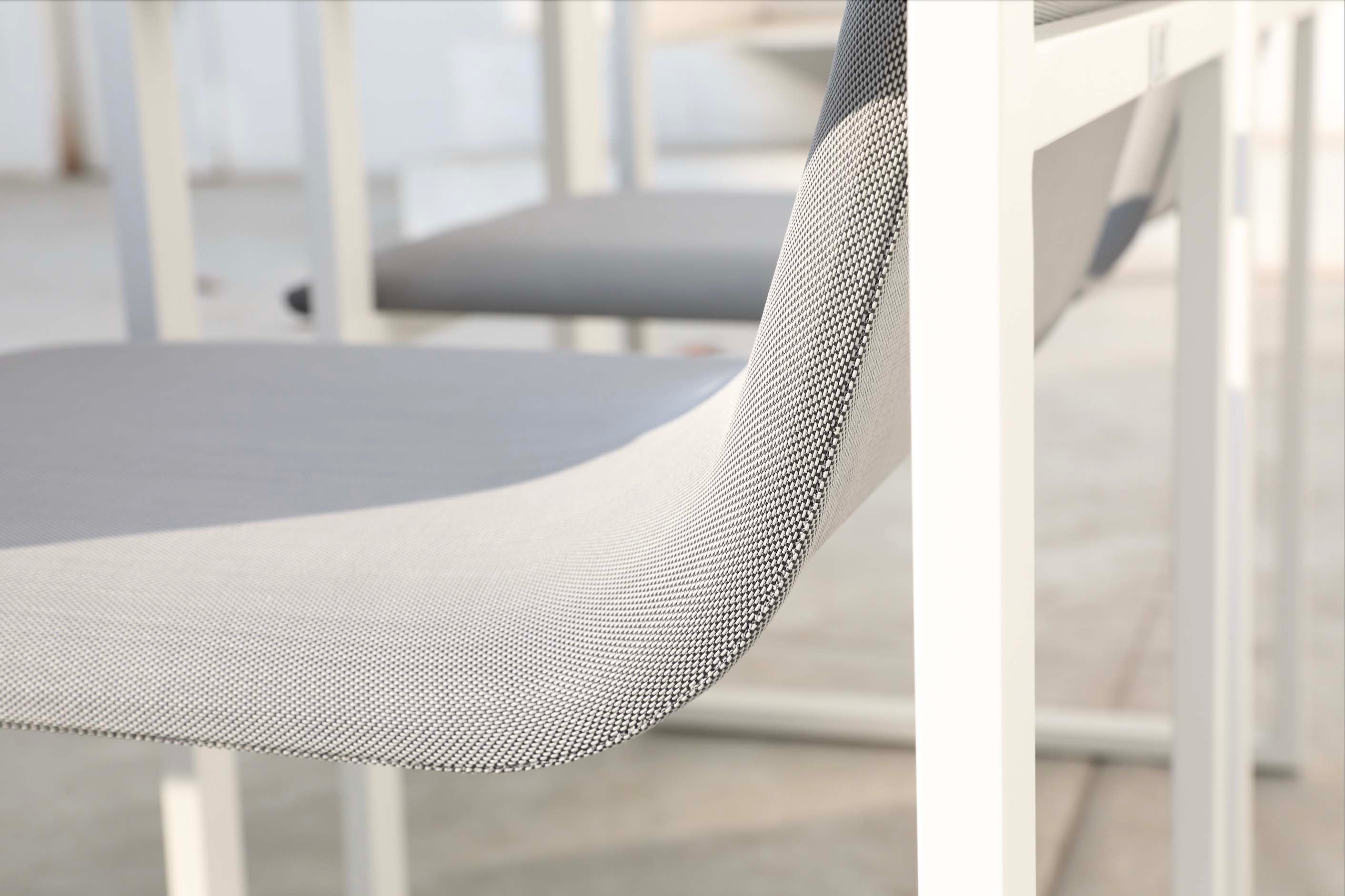 Chaise de jardin design en aluminium haut de gamme gris, assise en tissu 100% oléfine gris clair, housse déperlante. 