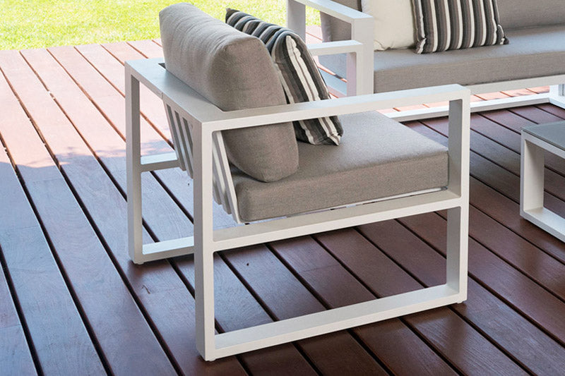 Salon de jardin modulable en aluminium blanc haut de gamme, coussins gris clair, design élégant méditerranéen sur terrasse.