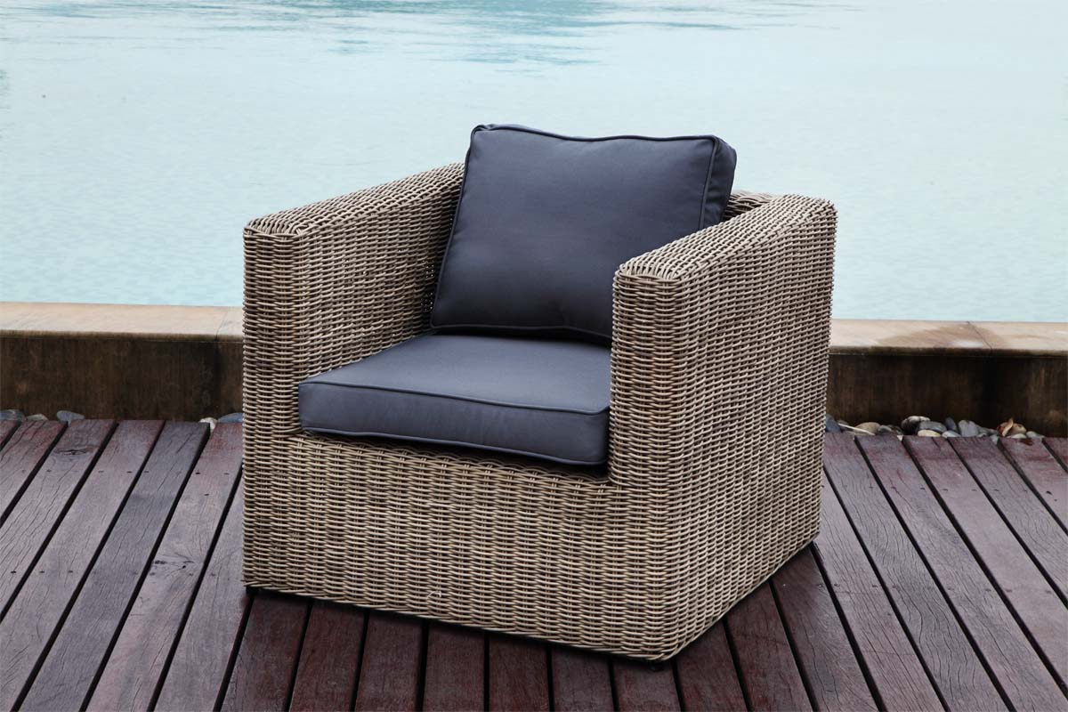 Fauteuil en résine tressée ronde coloris osier, coussins déhoussables déperlants bleu marine, design rustique et élégant