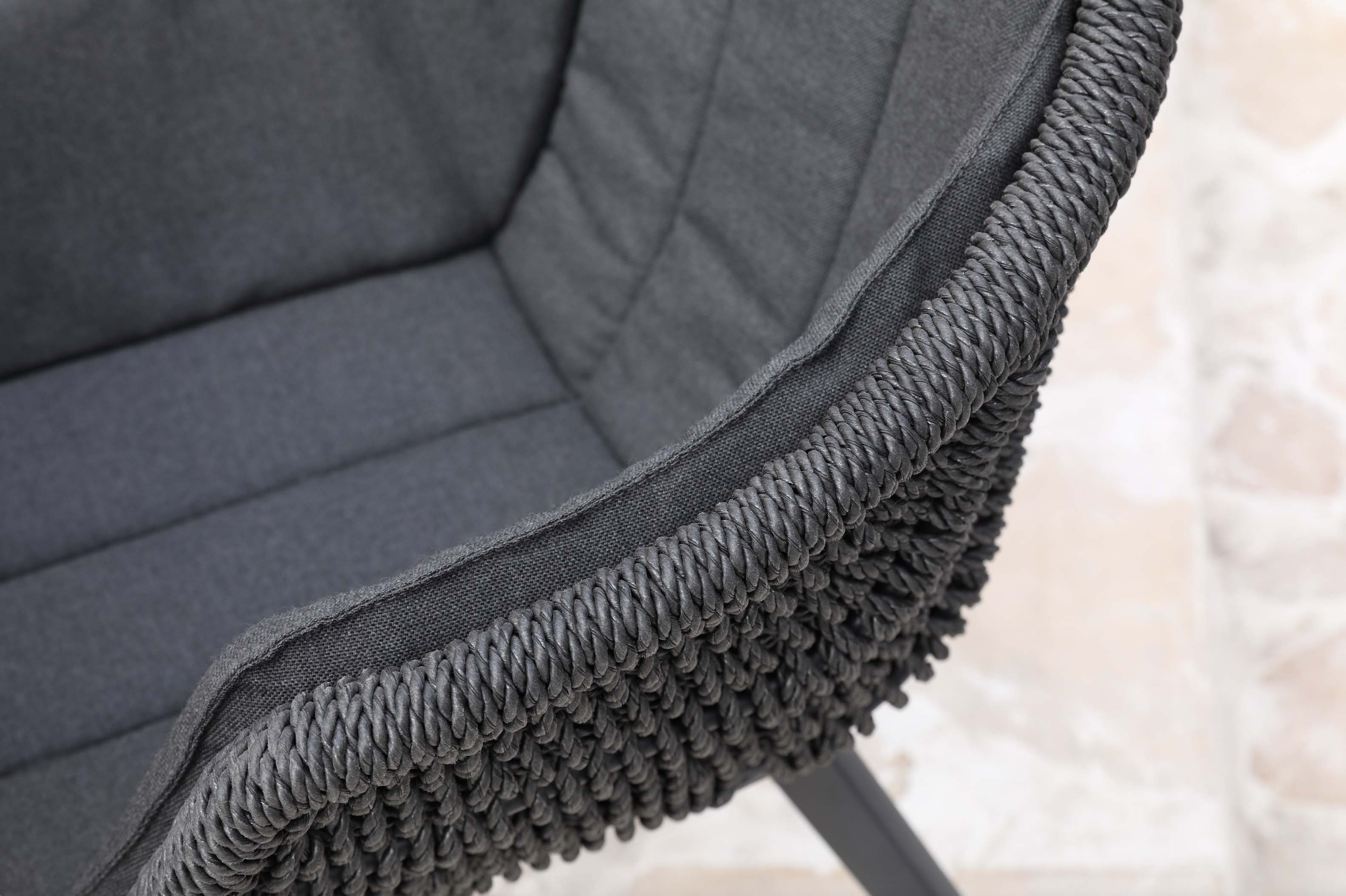 Fauteuil repas extérieur noir en résine tressée élégante, coussin épais, structure en aluminium haut de gamme avec peinture.