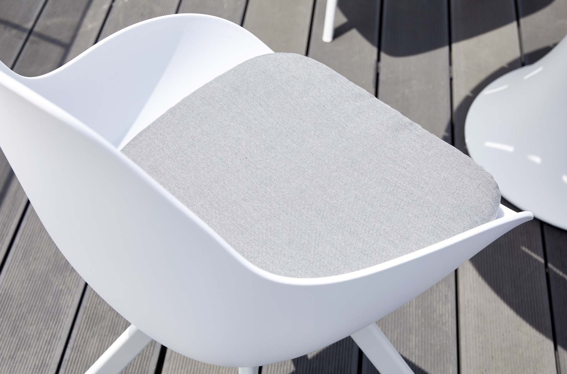 Chaise de jardin blanche en aluminium haut de gamme avec assise ergonomique, coussin gris clair, finition peinture epoxy.