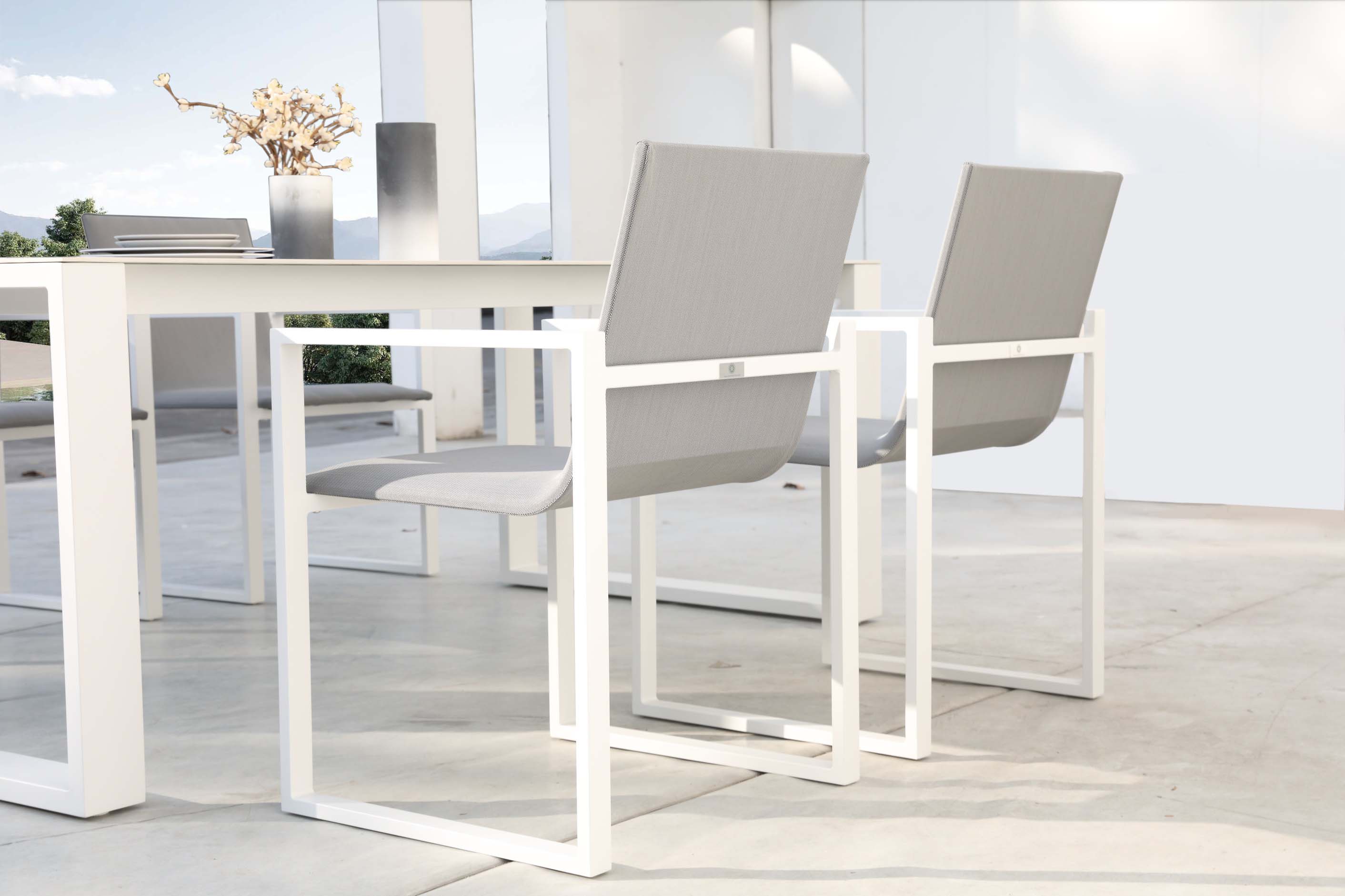 Deux chaises de jardin design en aluminium haut de gamme gris avec tissu 100% oléfine beige, housses déperlantes. 