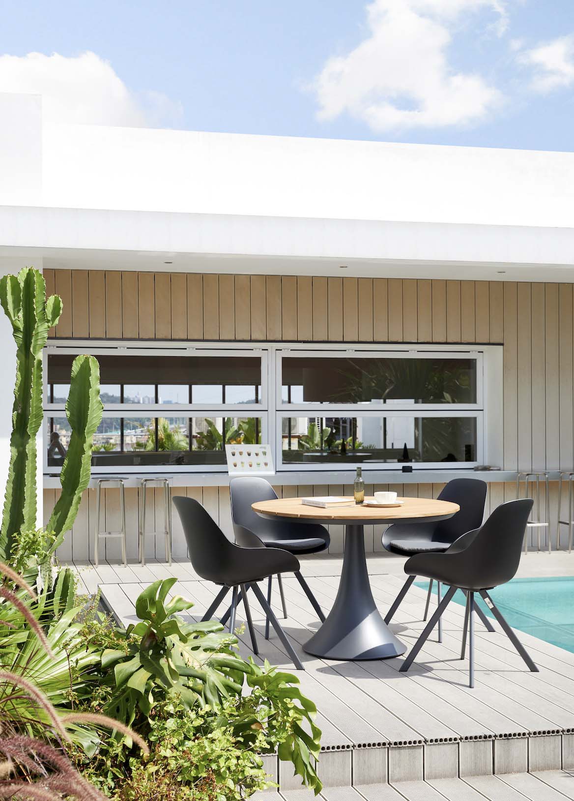 Chaises de jardin empilables en aluminium haut de gamme noir avec peinture époxy et design contemporain méditerranéen. 