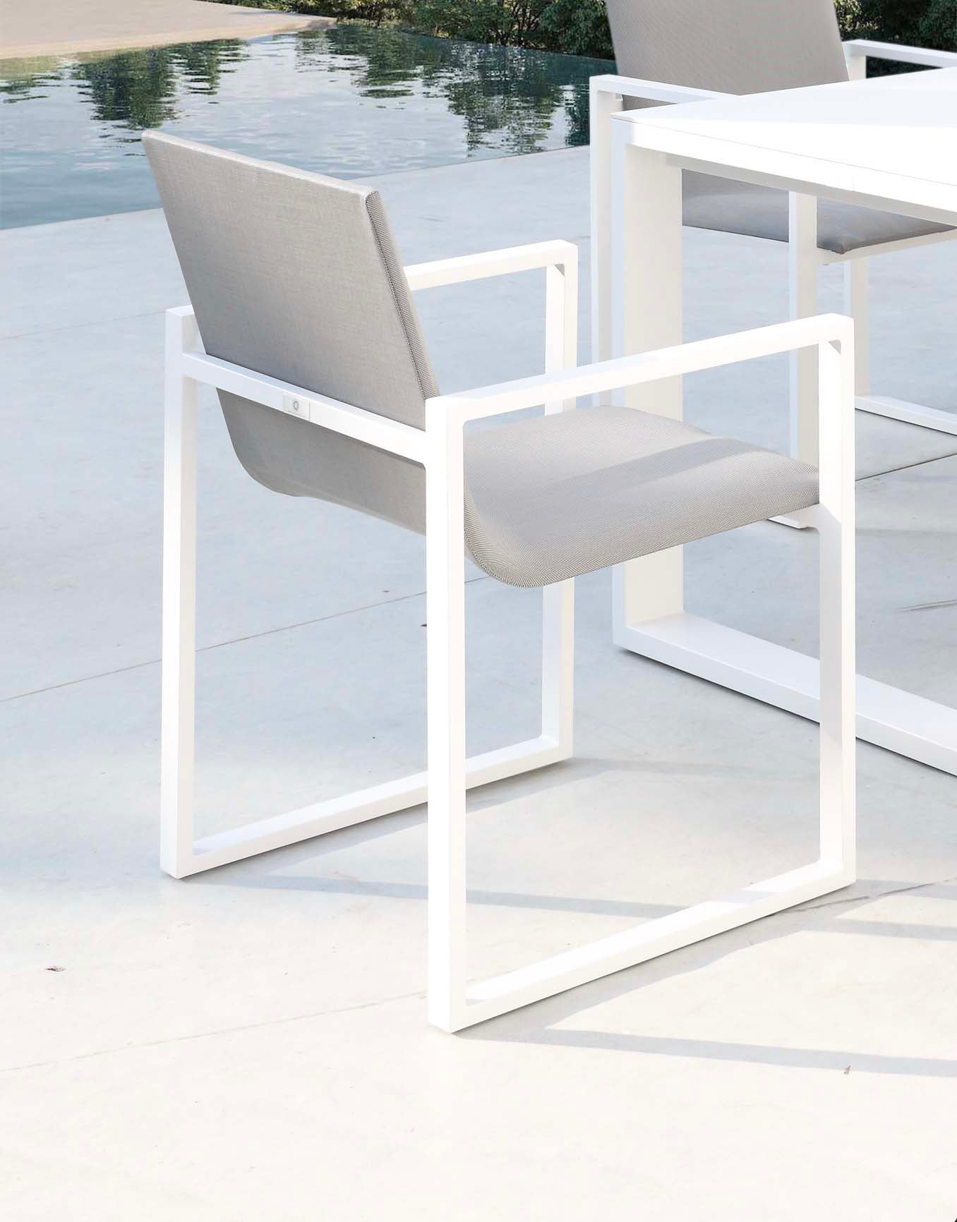 Chaise de jardin en aluminium haut de gamme blanc mat, assise et dossier en tissu 100% oléfine gris, housse déperlante et déhoussable. 
